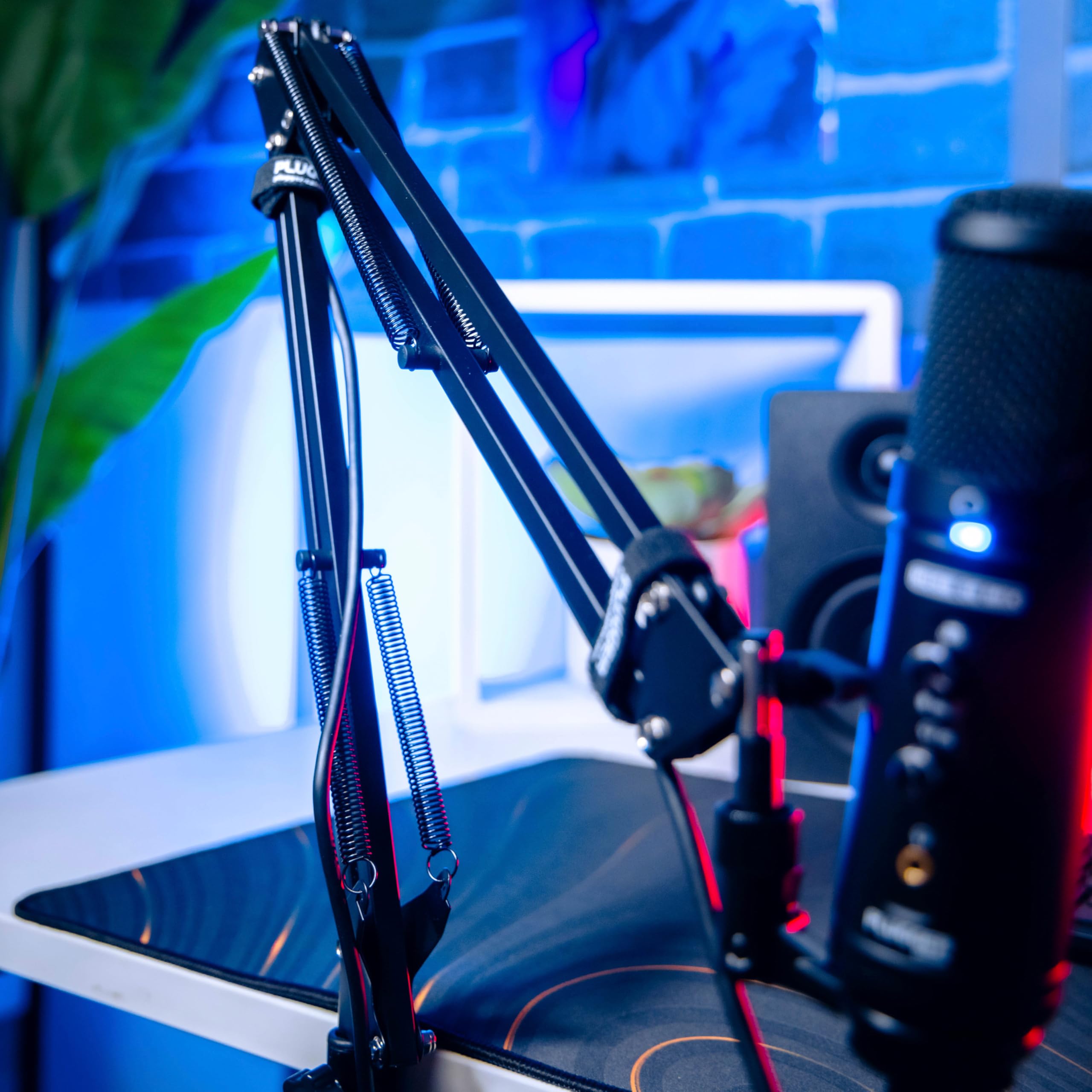 Plugger Studio Podcast Arm Support de Suspension Microphone réglable, Perche Ciseaux Microphone Bras articulé Noir pour Podcast Streaming Broadcast Gaming Radio. Adaptateur fileté 3/8" – 5/8" fourni.