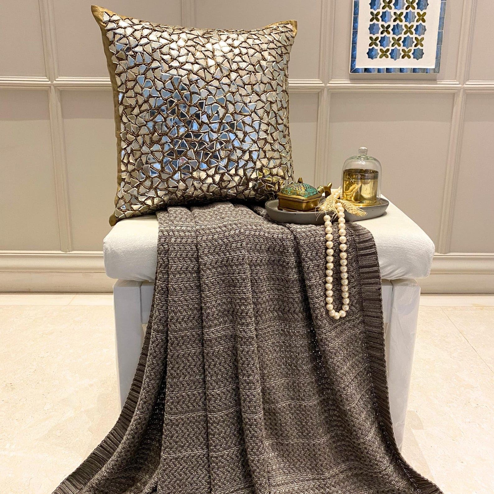 The HomeCentric Decorativo Oro Cojin, 45 x 45 cm Seda Amortiguar, Funda de Cojín con Lentejuelas y Cuentas, Resumen Amortiguar, Moderno Cojin - Shimmering Gold