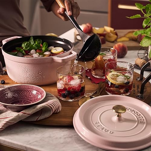 Vista 224 de STAUB Horno holandés de hierro fundido 4-qt Round Cocotte, fabricado en Francia, sirve 3-4, blanco