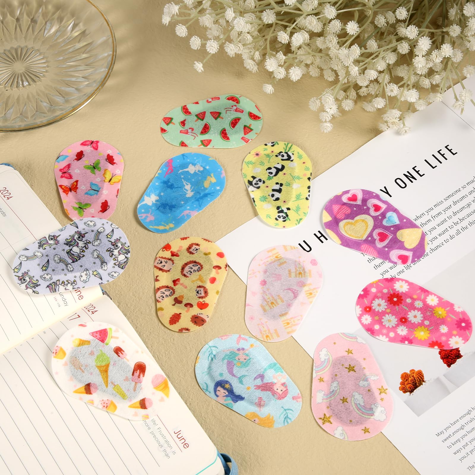 60 Piezas Parches Oculares para Niños, 5x7,5 cm Adhesivo Vendaje de Parche Ocular Suave Máscara para Ojos Que Bloquea la Luz Transpirable Parche Ocular de Tela Regalo para Niños (12 Estilos)
