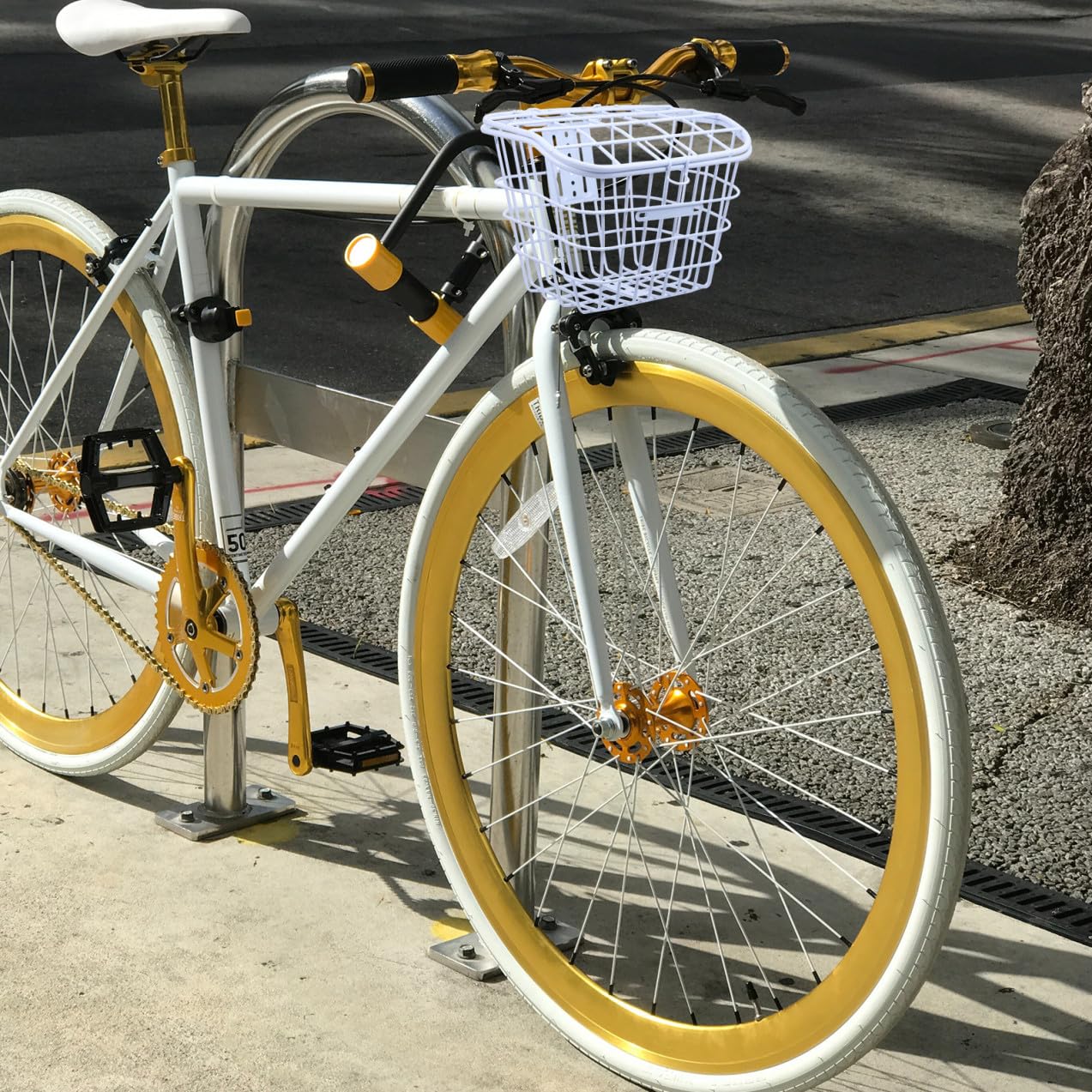 Stabiler Fahrradkorb aus Eisen mit Deckel Dicker Ablagekorb Vorne für Bike Praktische Fahrradaufbewahrungshalterung für Outdoor Einsatz