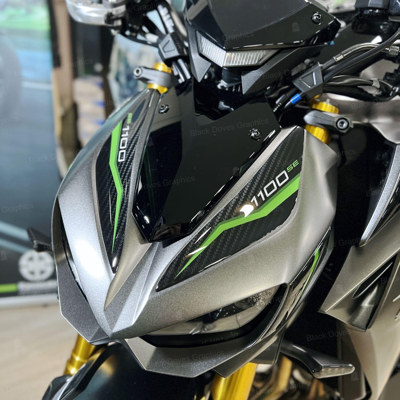 Black Doves Graphics – Adesivo 3D Resinato compatibile con Kawasaki Z1100 SE 2026 (GY1) | Made in Italy (Set Frontale)
