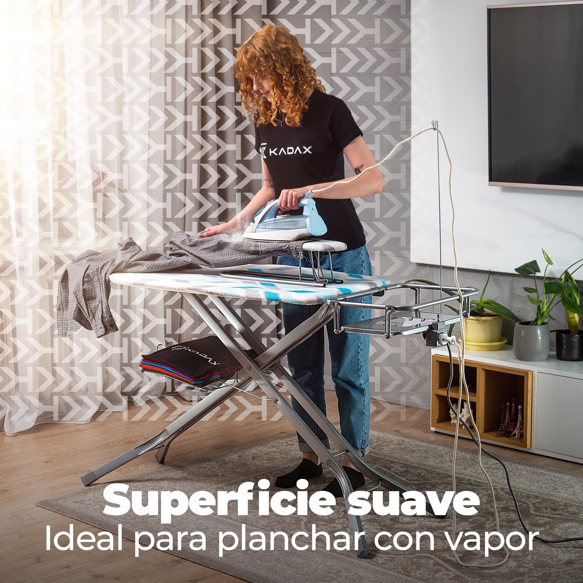 KADAX Tabla de Planchar Plegable con Enchufe, Altura Regulable, Funda Removible, Mesa para Planchar Mangas y Soporte para Plancha y Cable (Azul Claro)
