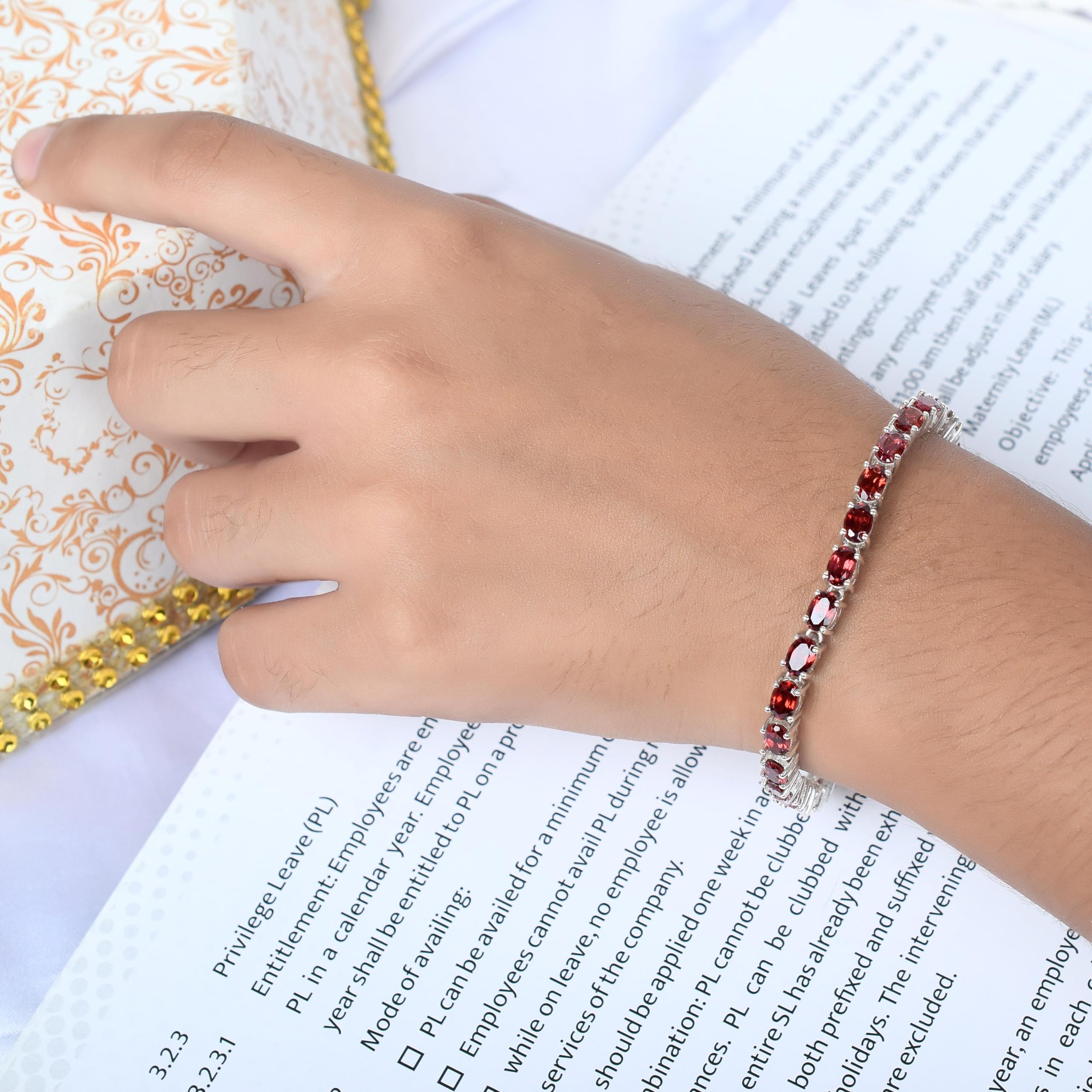 Pulsera de tenis de granate rojo de 6 x 4 mm, piedras preciosas facetadas ovaladas en metal chapado en rodio blanco, juego de garras, pulsera clásica de piedras preciosas rojas