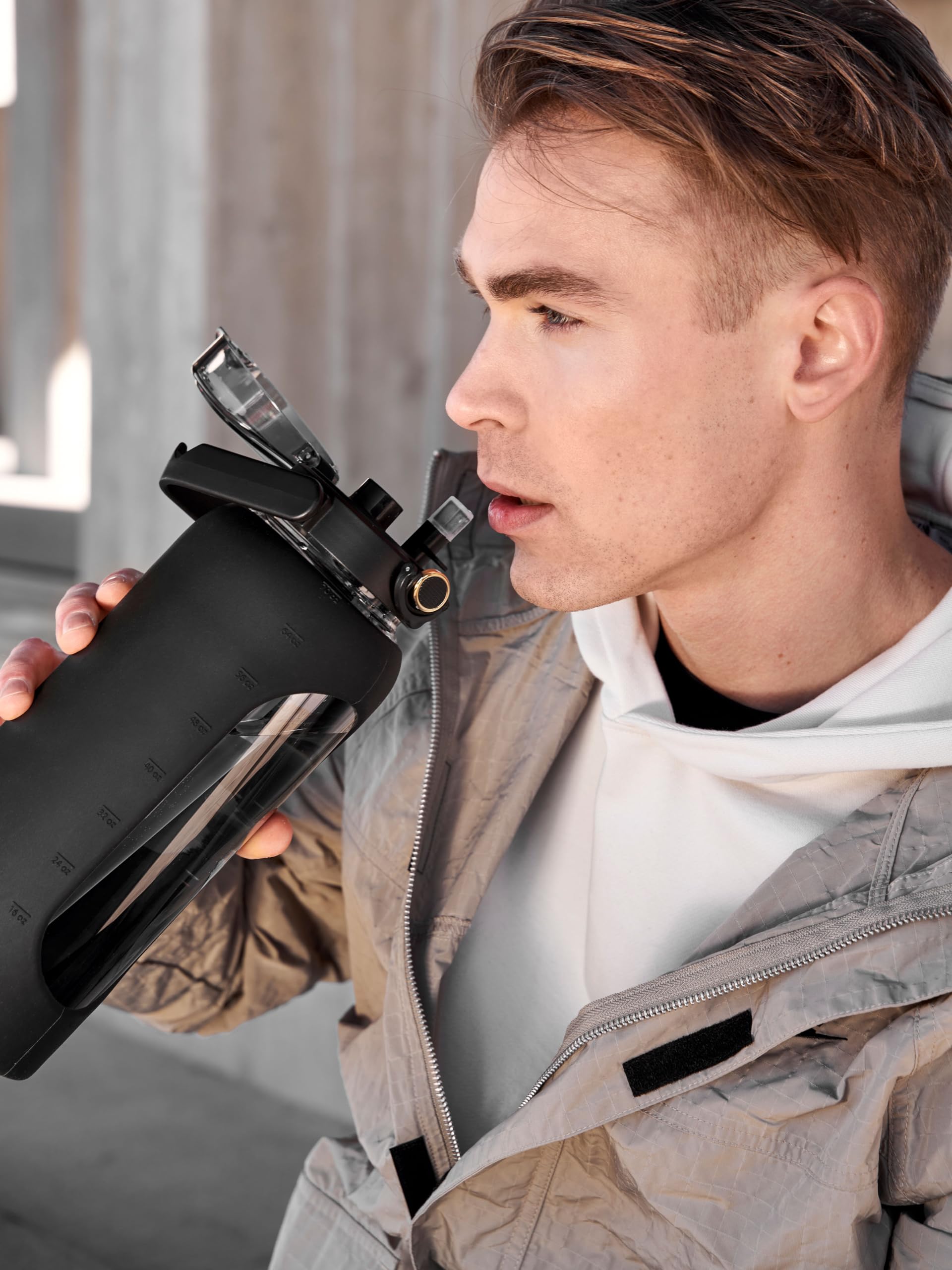 spottle Bouteille d’Eau en Verre 2 Litres avec Paille – Grande Gourde en Verre avec Housse en Silicone, Étanche, Sans BPA, Passe au Lave-Vaisselle