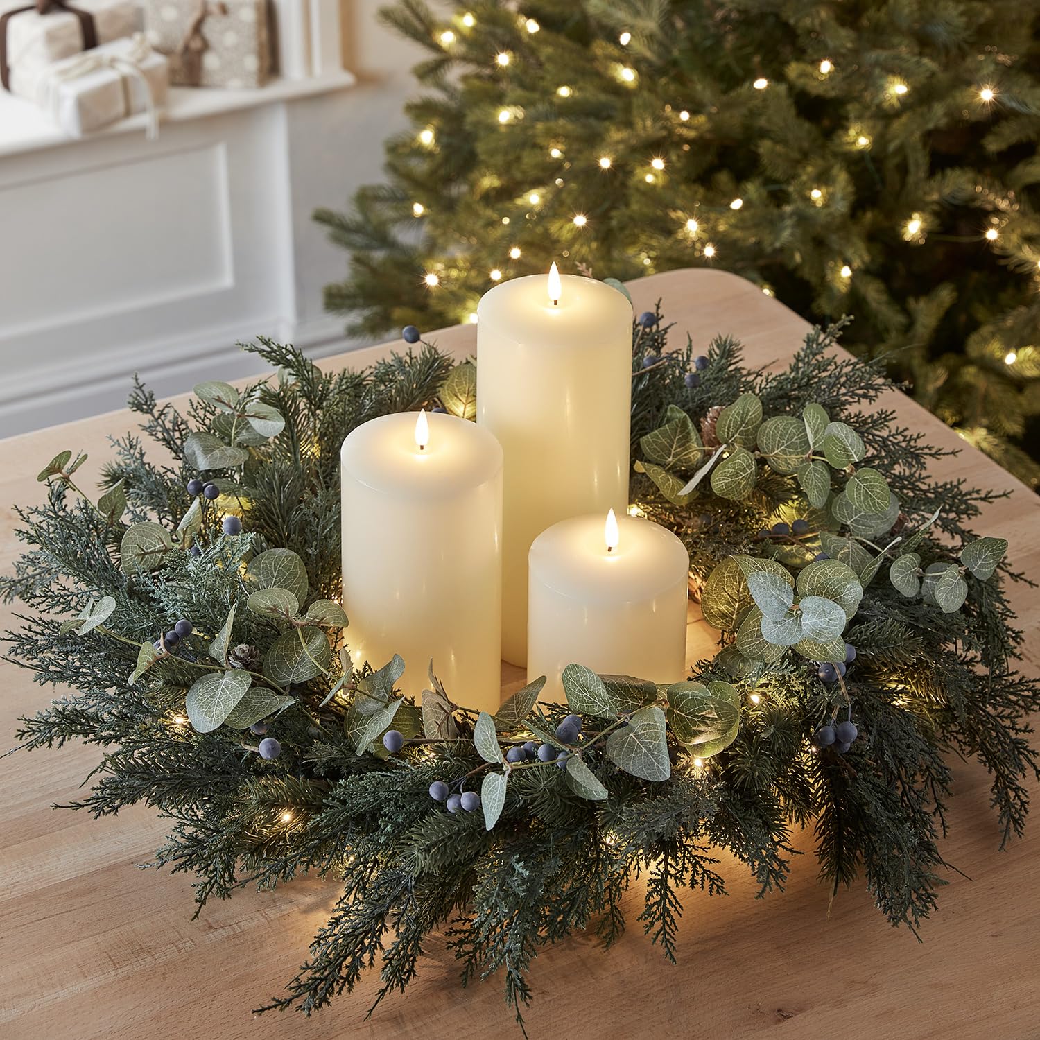 Lights4fun 66cm Weihnachtskranz mit TruGlow® LED Kerzen Tannen Kranz Adventskranz mit Kerzen Weihnachtskranz Tischkranz Weihnachten