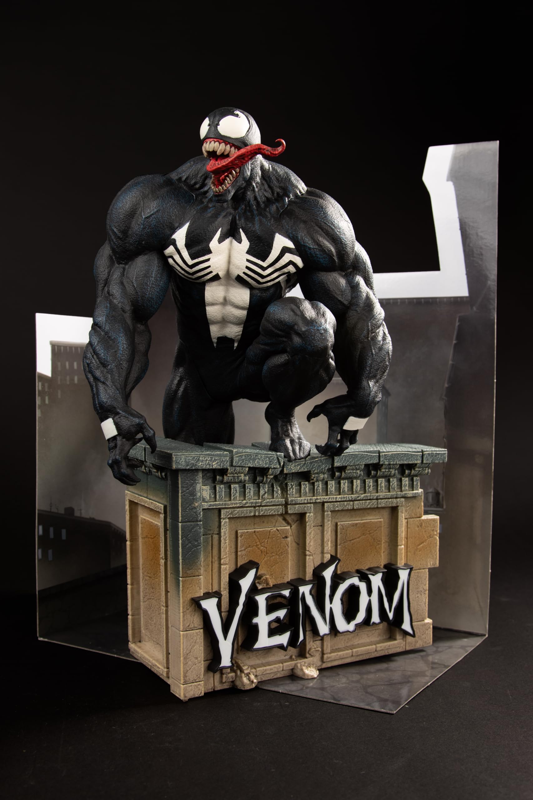 McFarlane Toys - Marvel Venom - Coleccionable a Escala 1:6 con Escena y cómic (Venom #5)