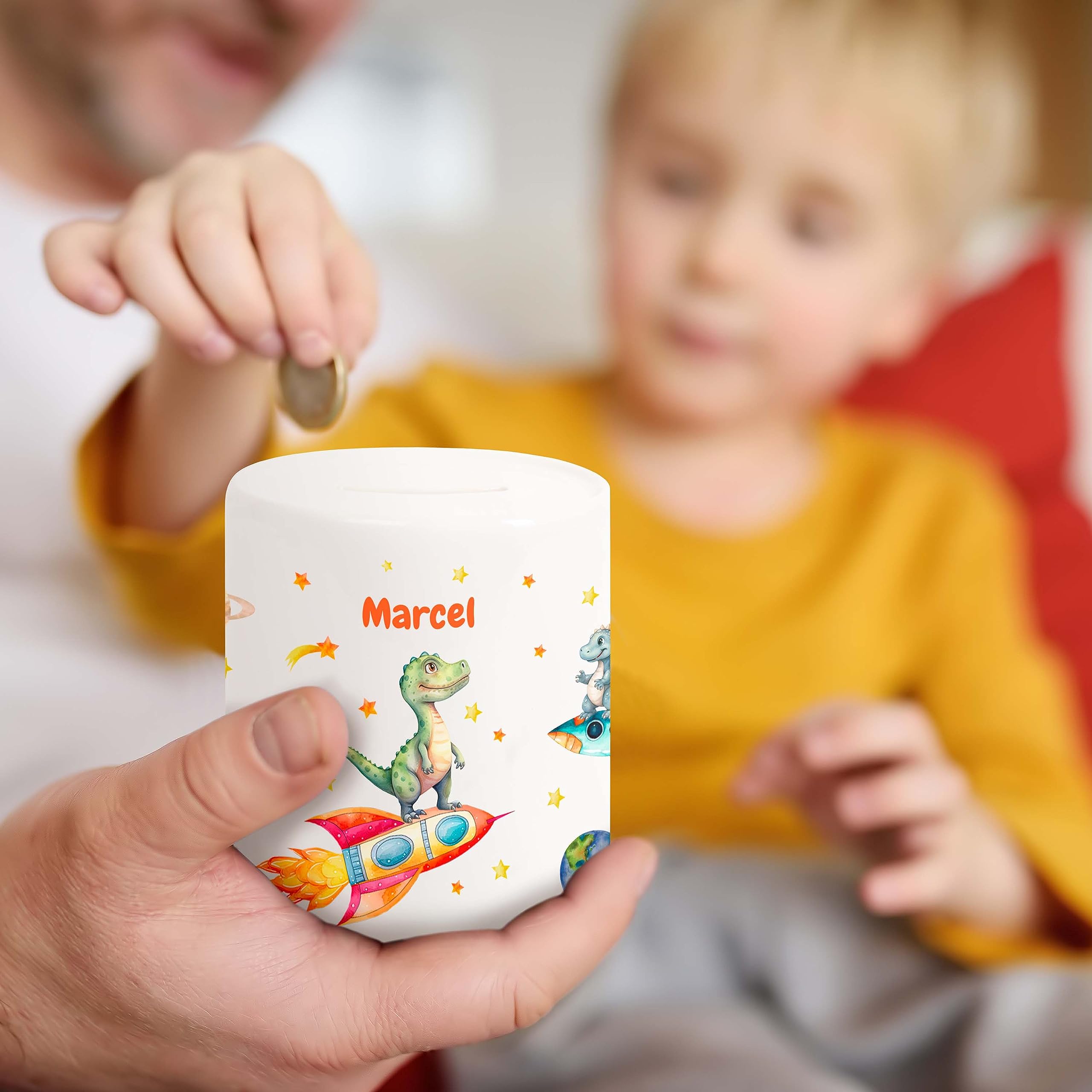 Personalisiertes Dino-Sparschwein „Dino Astronaut“ Mit Namen – Keramik-Spardose Für Kinder Als Geschenk Zu Geburtstag, Taufe & Weihnachten