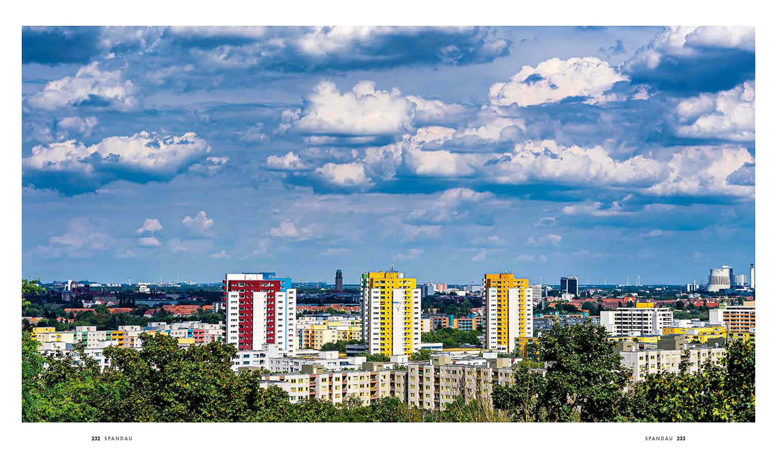 Plattenbau Berlin: Urbane Wohnarchitektur. Ein fotografischer Rundgang. - Urban Residential Architecture. A Photographic Journey [dt./engl.]