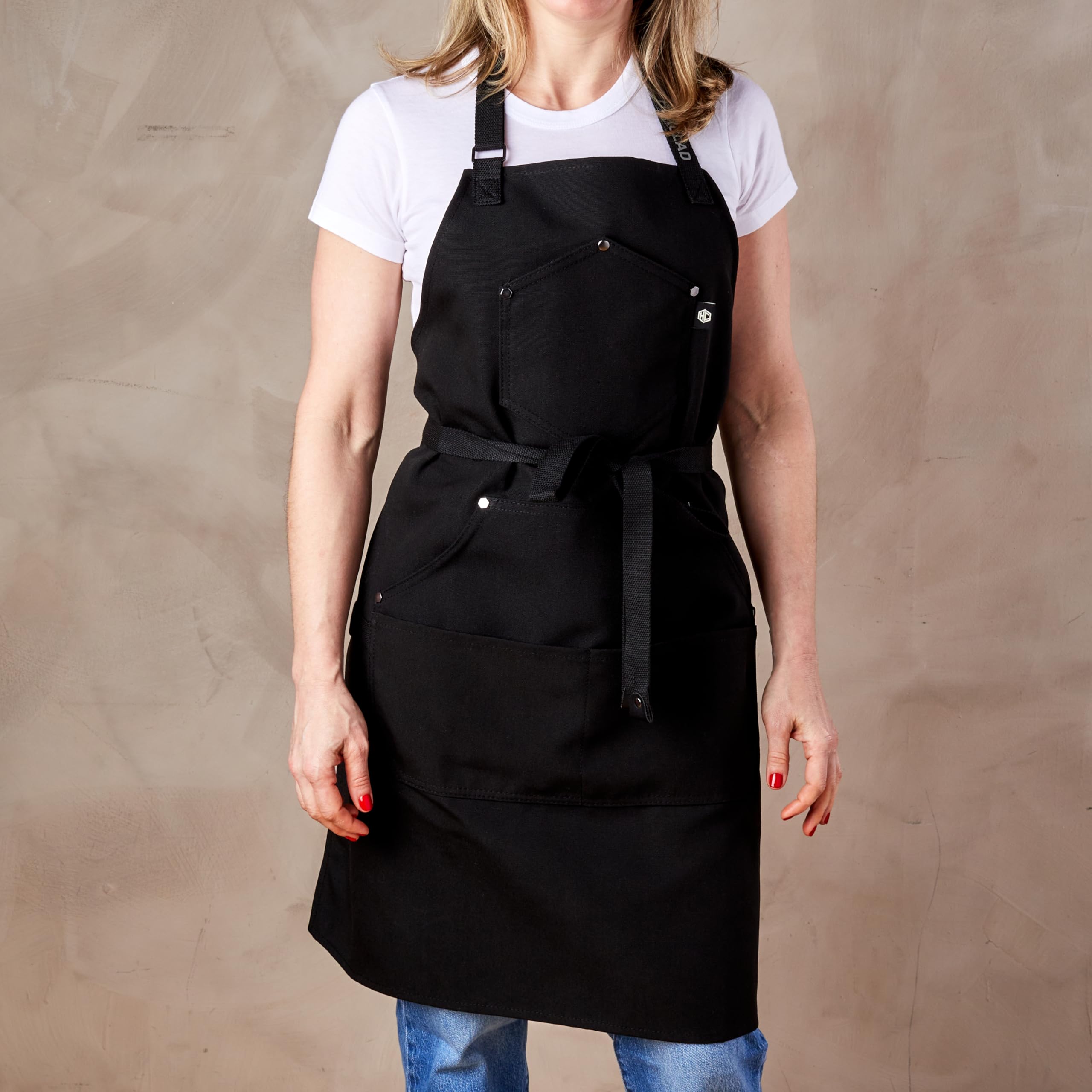 HexClad Delantal de Chef Eco Moderno para Cocinar, Cocineros y Chefs, Delantales Profesionales de Tela HexTwill con Bolsillos, Correa Ajustable para el Cuello y Lazos de Cintura de 101 cm, Onyx