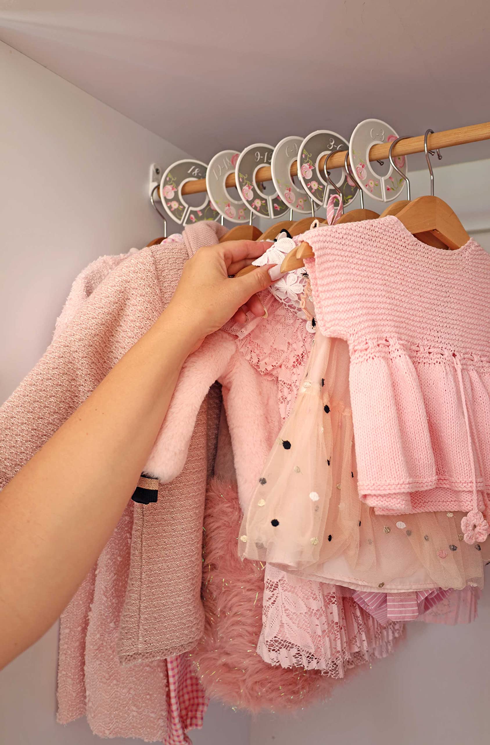 Divisores de armario de guardería, organizadores de armario, organizadores de ropa de bebé niña rosa gris floral (tamaño NB+0-24M (7 anillos))