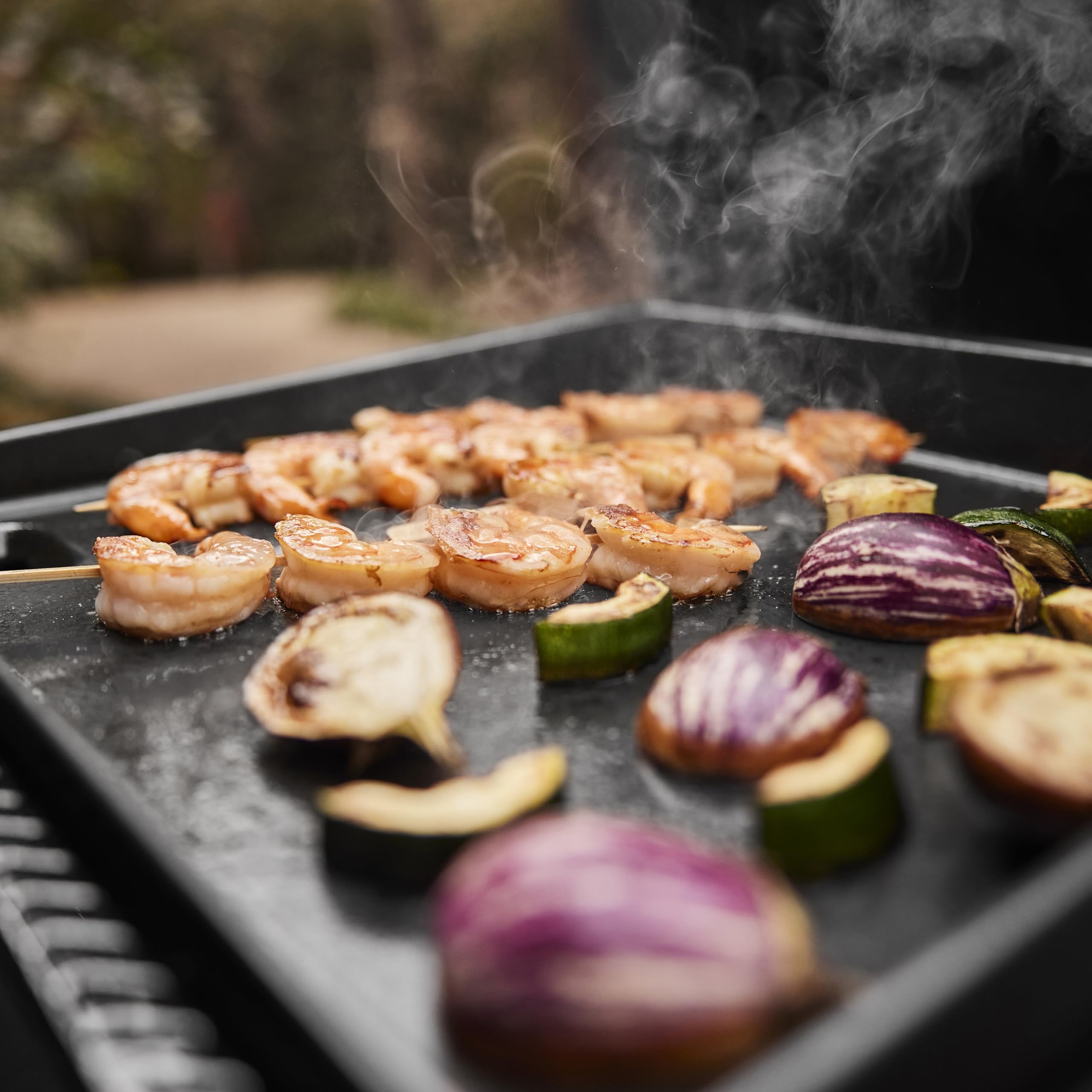 Weber Slate GP Tragbare Premium Gasgrillplatte | Gleichmäßige Hitze bis zum Rand, Bis zu 260 °C, Antihaft-Grillfläche (43 x 41 cm), Höhenverstellbare Füße, Schwarz