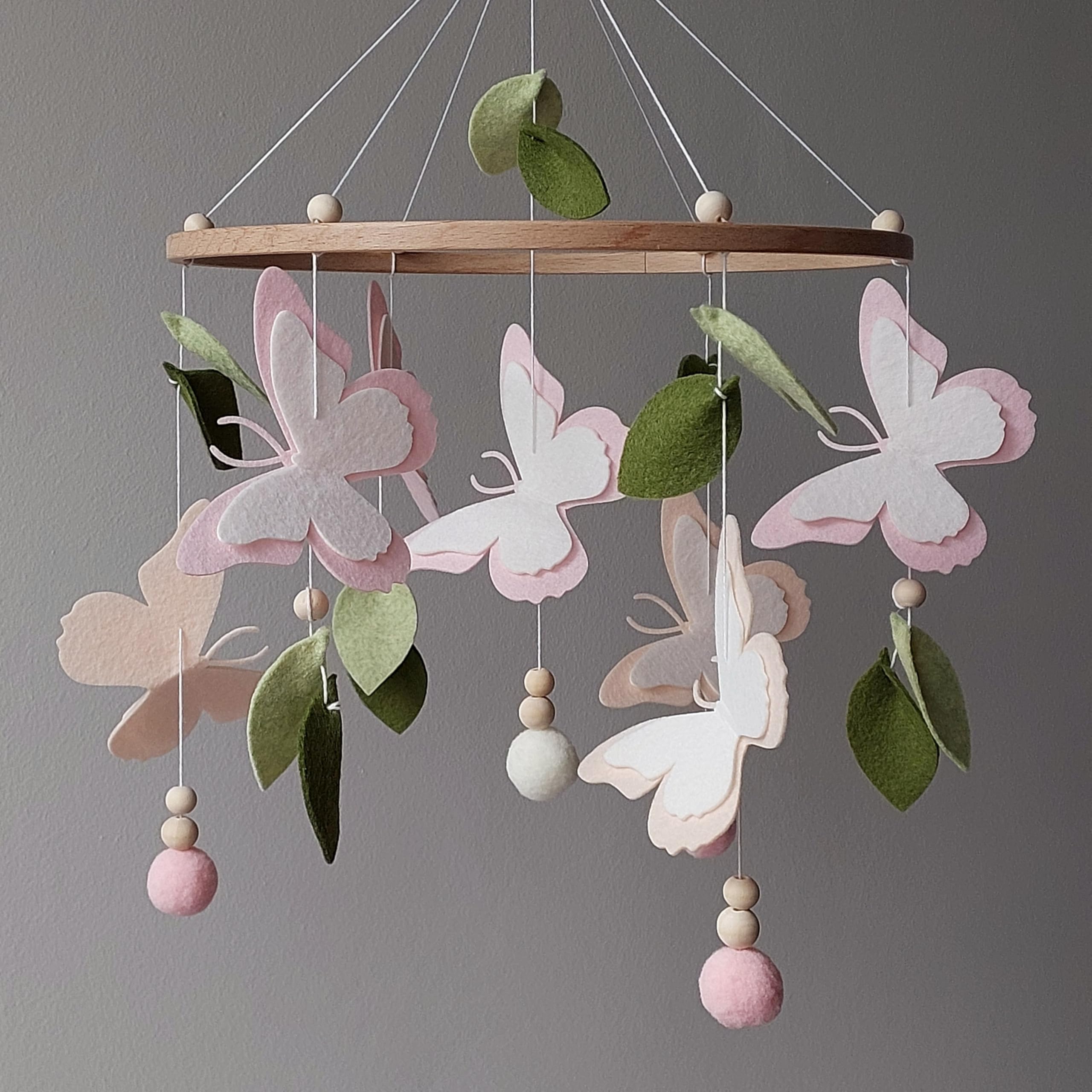 Schmetterling Baby Mobile für Mädchen – Florales Wiegenmobile zum Aufhängen – Feen-Garten Deko fürs Babyzimmer – Botanische Nursery Deko – Tropisches Babybett Mobile