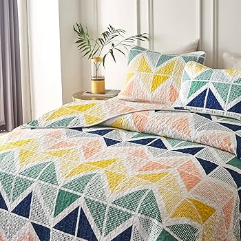 クイーンサイズのキルトカバーとシーツのセットです。 Amazon｜UOZZI BEDDING リバーシブルカラフルキルト3点セット