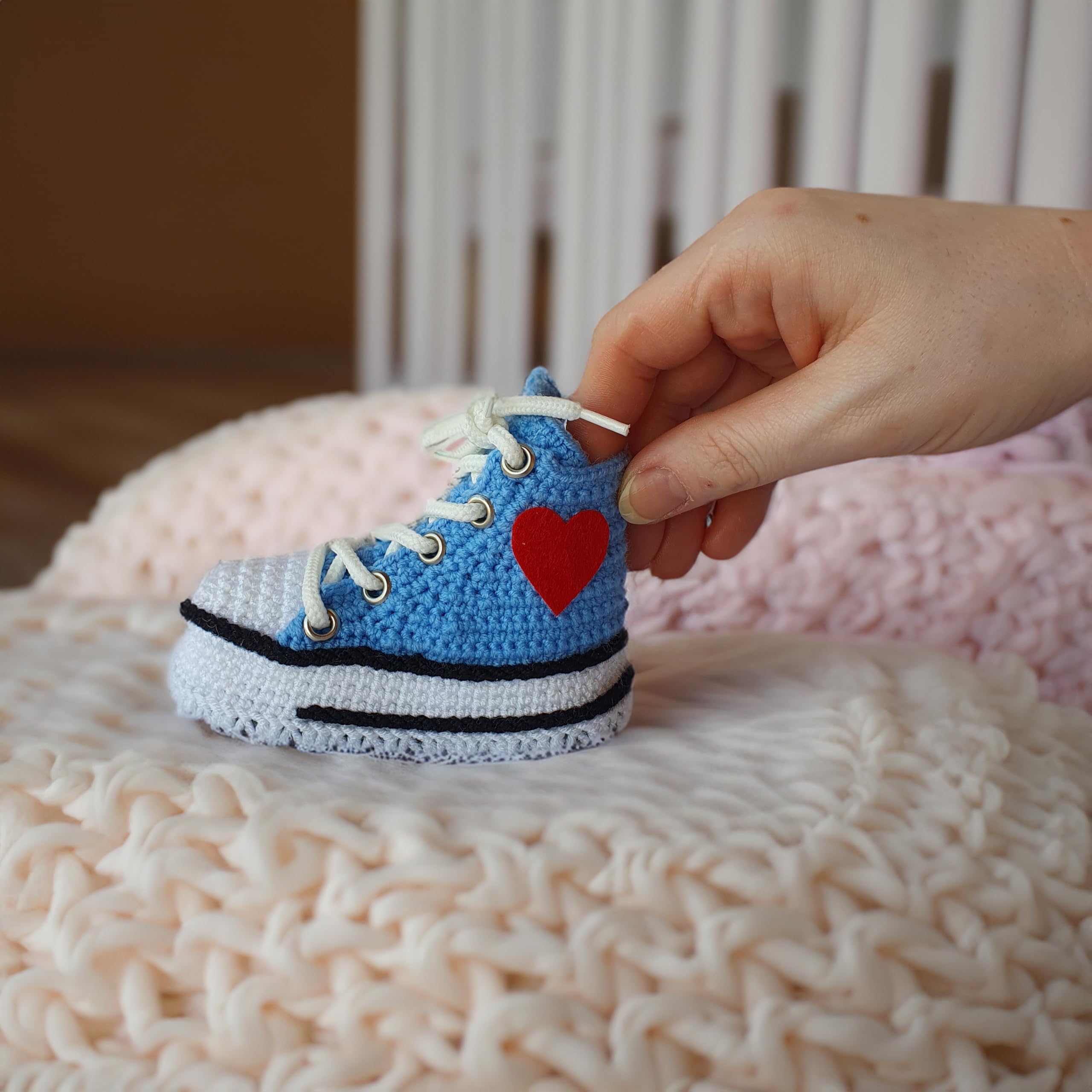 Handgefertigte Blaue Rutschfeste Baby Sneaker aus Organischem Garn - Personalisierte Erste Schritte Schuhe für Neugeborene - Unisex Geschenk zur Baby Ankündigung & Geburt