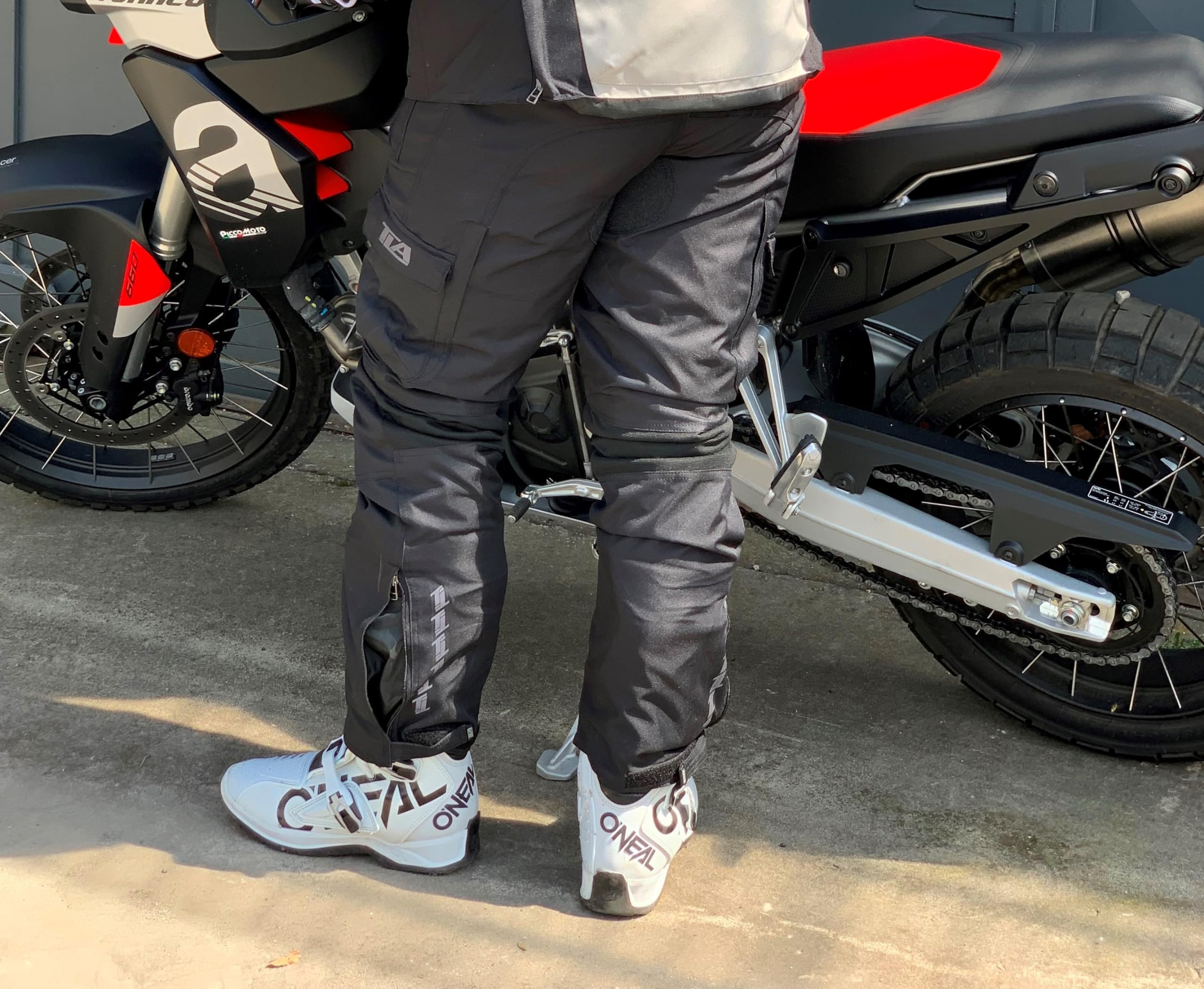 TLA EXPLORA Pantaloni Moto con Protezioni a 2 Strati, 4 Stagioni, Imbottitura Staccabile, Traspirante, Taglie sino 6XL Unisex per Uomo e Donna, Pantaloni Moto Enduro, Quad, ATV, motoslitta