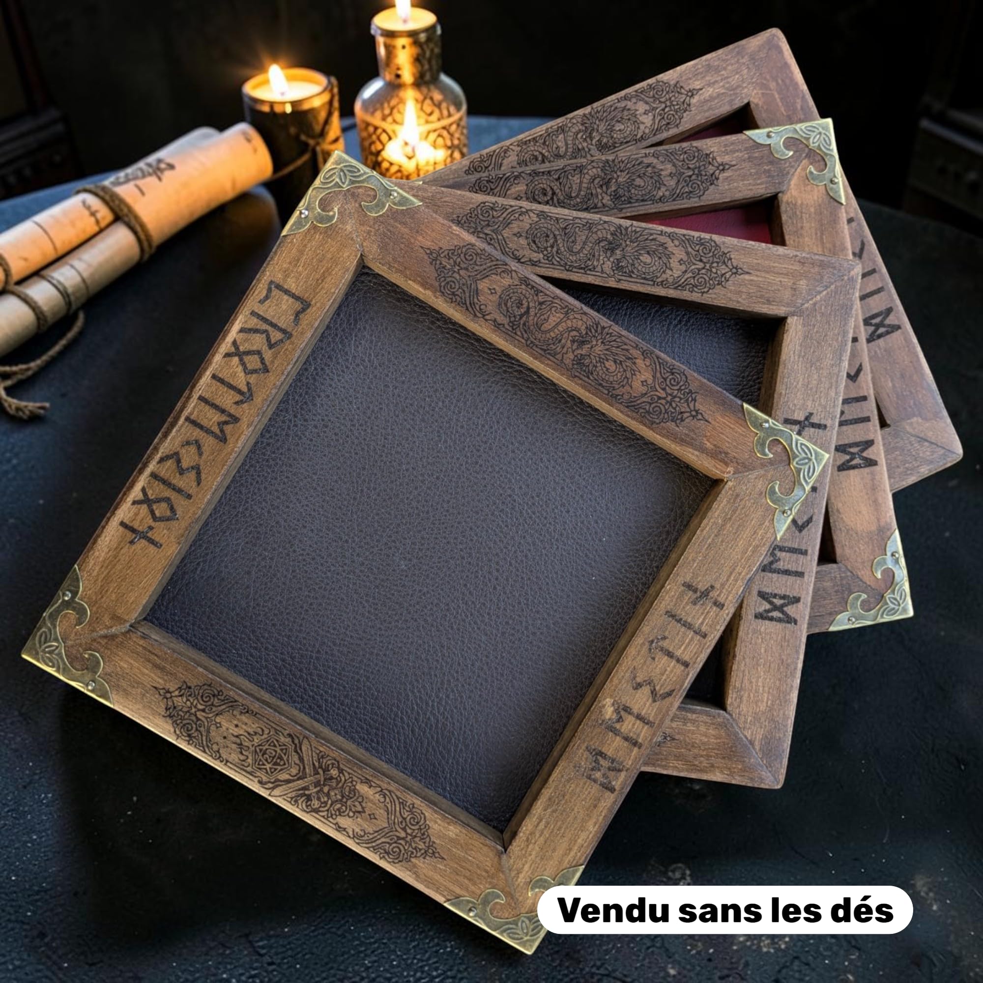 Piste à Dés en Bois & Cuir Véritable – Gravure Runes Viking (Futhark) – Fond Silencieux – 17 ou 24 cm – Jeu de Rôle JDR, DND, Wargame (Rouge, 17 cm, sans Coins métalliques)
