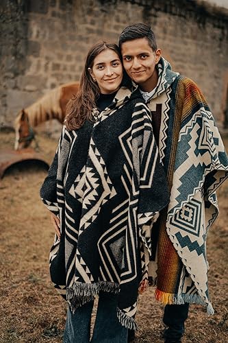 Miniatura 9 de Ponchos de alpaca para hombre y mujer Hecho a mano con el mejor material de lana de alpaca bebé por artesanos ecuatorianos.