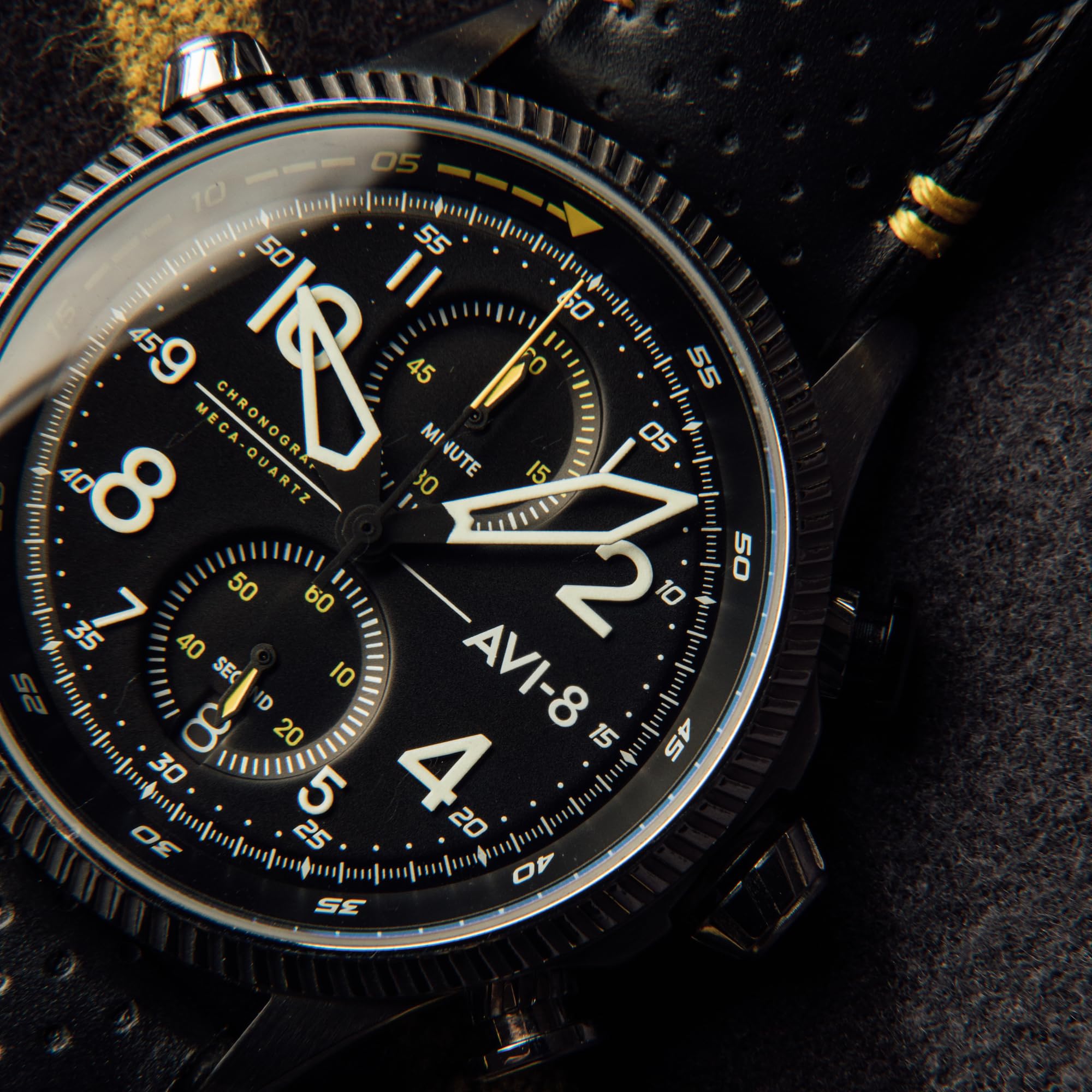 AVI-8 Herren 43mm Hawker Hunter Duke Chronograph Japanische Meca-Quarz Fliegeruhr mit Lederarmband AV-4080