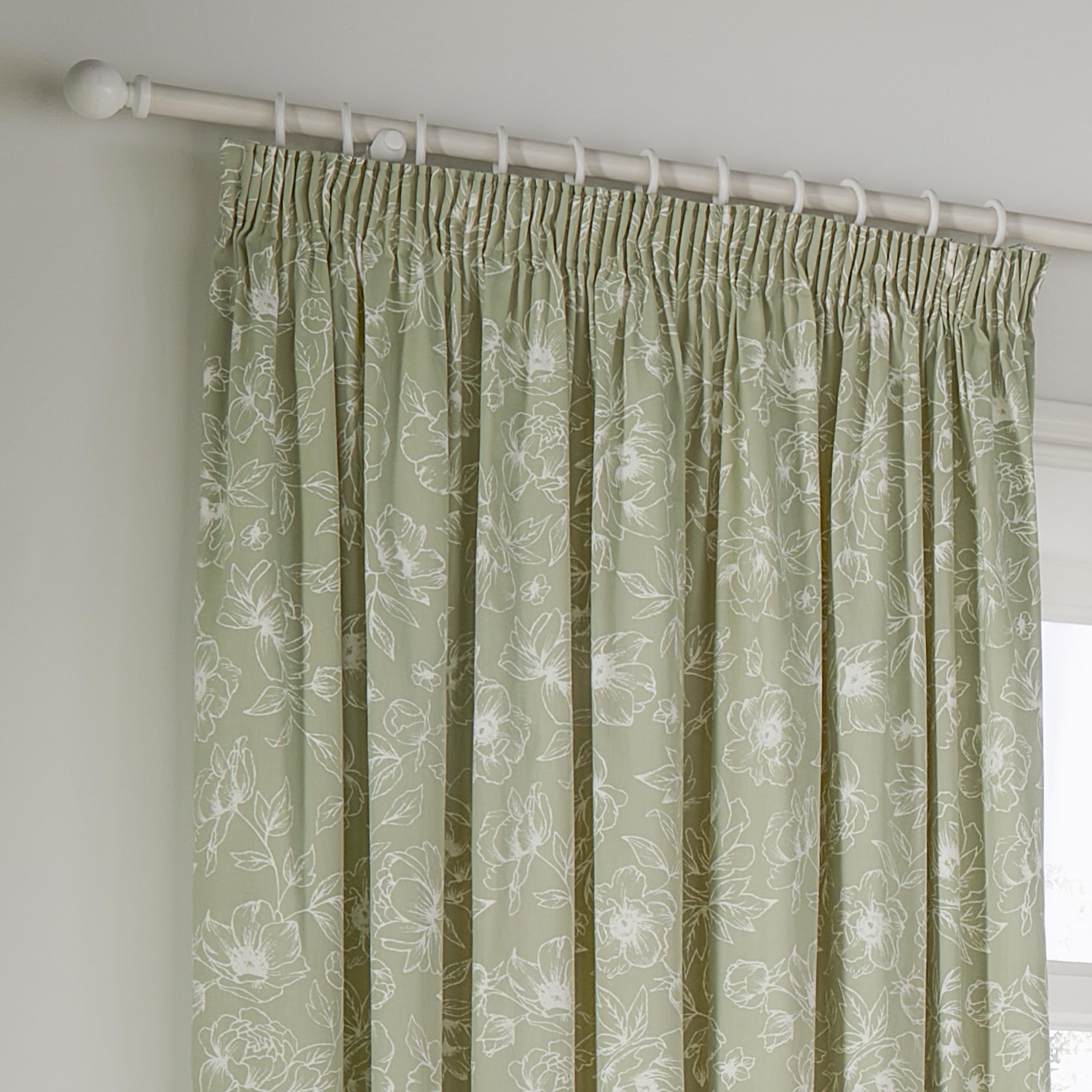 furn. Wylder Bella Bleistiftfaltenvorhang Paar – 100% Baumwolle, natürliches botanisches Blumenmuster, gefütterte Vorhänge (Salbeigrün – 229x183cm)