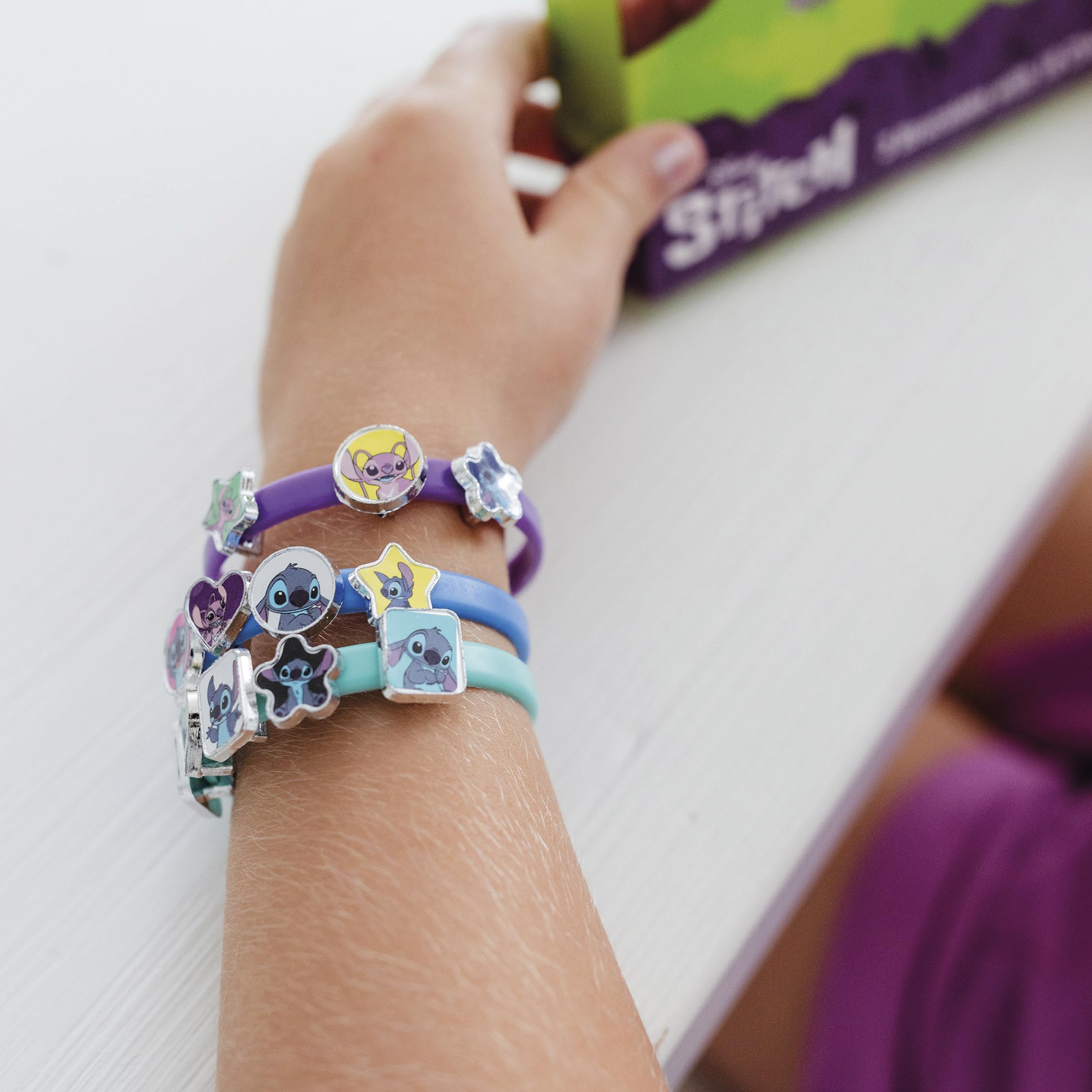 Stitch zestaw bransoletek z 18 charmsami dla dzieci | bransoletki z charmsami w kolorze żółtym, niebieskim i czerwonym do kreatywnego samodzielnego ozdobienia – wyjątkowa zabawa z