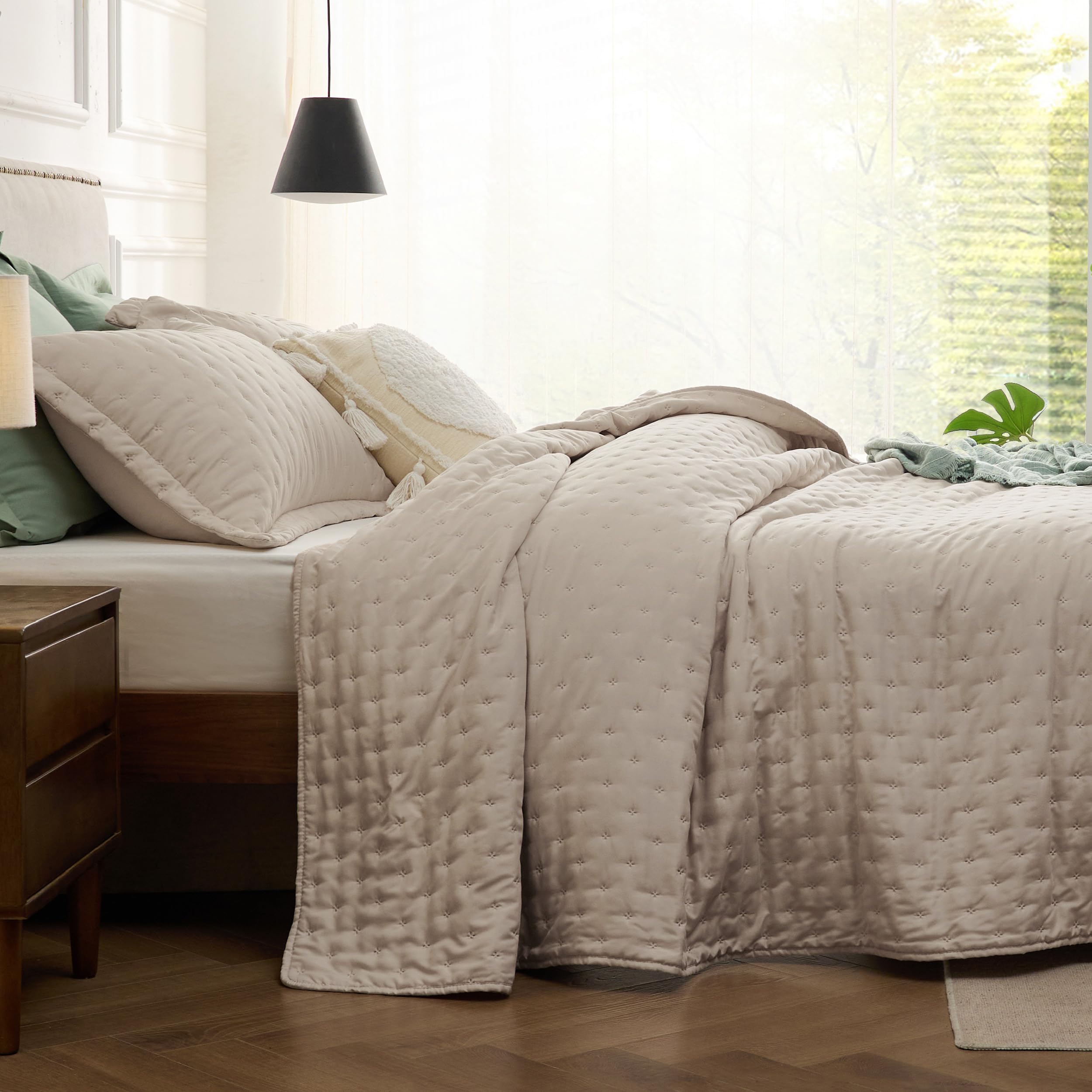 Bedsure King Size Quilt Set - Soft Ultrasonic Quilt King Size - Clover Bedspread King Size - Lightweight Bedding Coverlet for All Seasons (Includes 1 Light Camel Quilt, 2 Pillow Shams)
