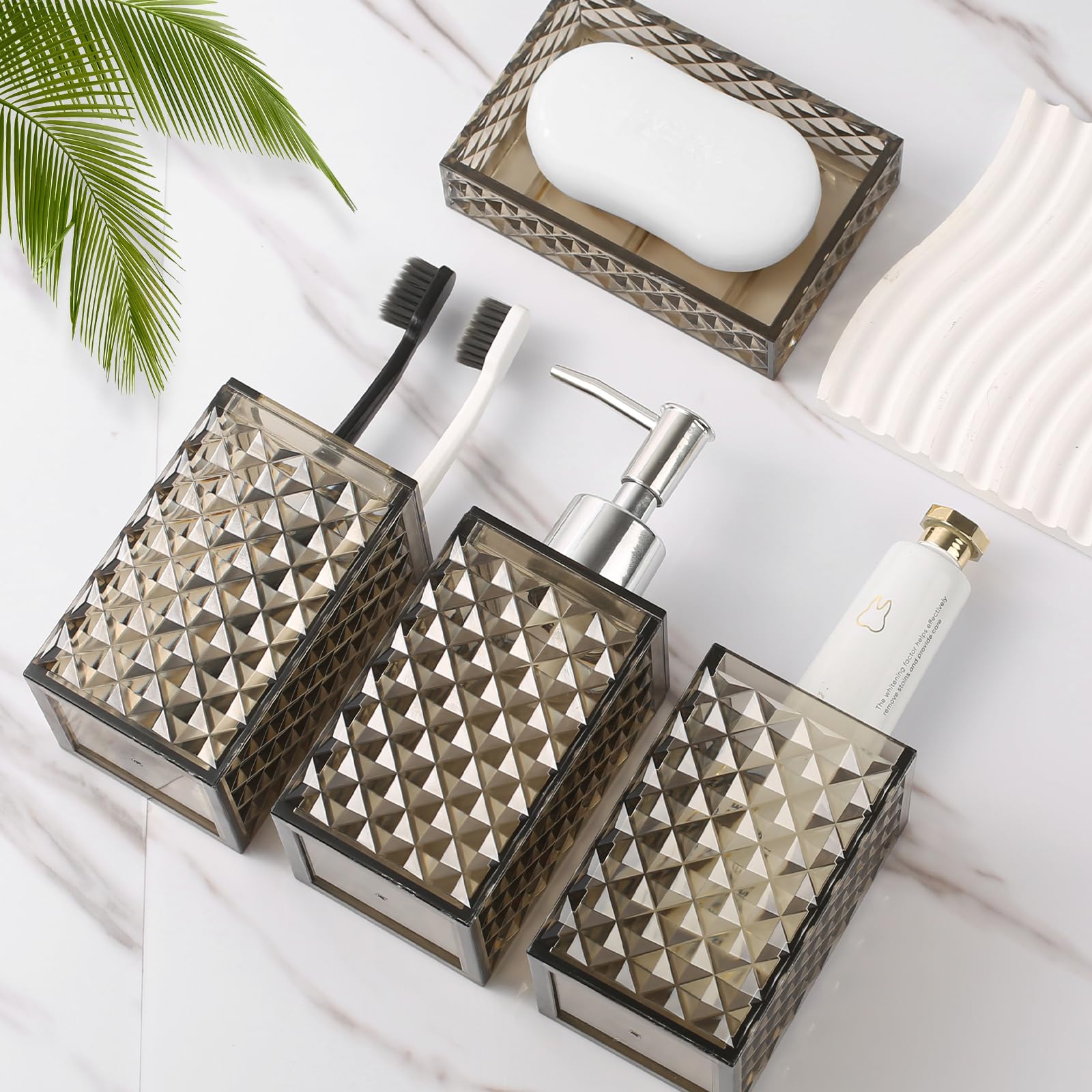 RYTOXILO Juego de accesorios de baño, 4 unidades de accesorios de baño acrílicos marrones, dispensador de jabón de diamante y soporte para cepillo de dientes, juego de fregadero de baño, decoración