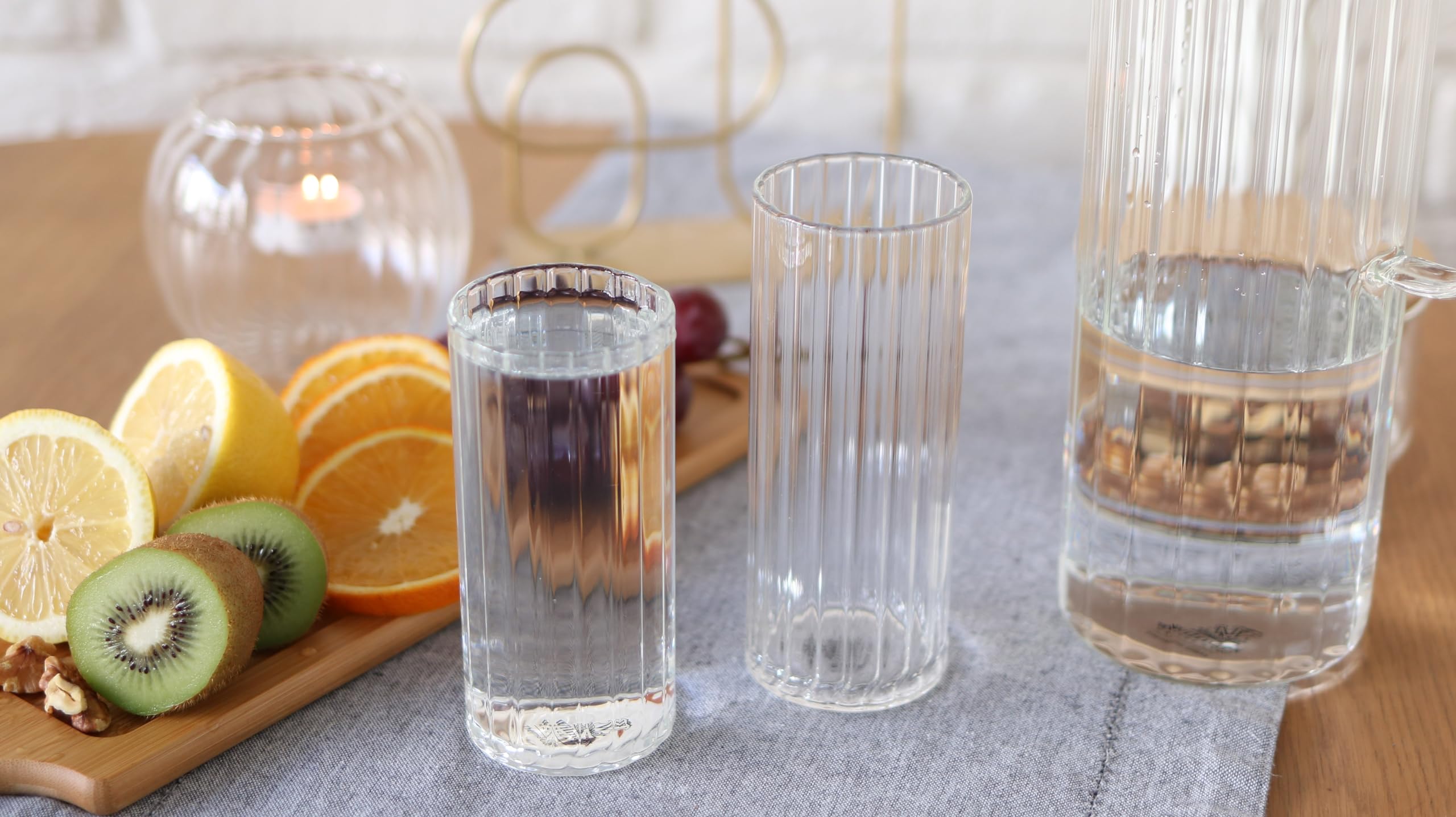 Wilmax | Glaskaraffe 1,5L mit 6 Wassergläser 300ml im Set | Deckel aus Edelstahl | Wasserkaraffe aus geriffeltem Glas | Wasserkrug für Saft, Wasser, Eistee, Milch | Glaskaraffe | Wasserkanne