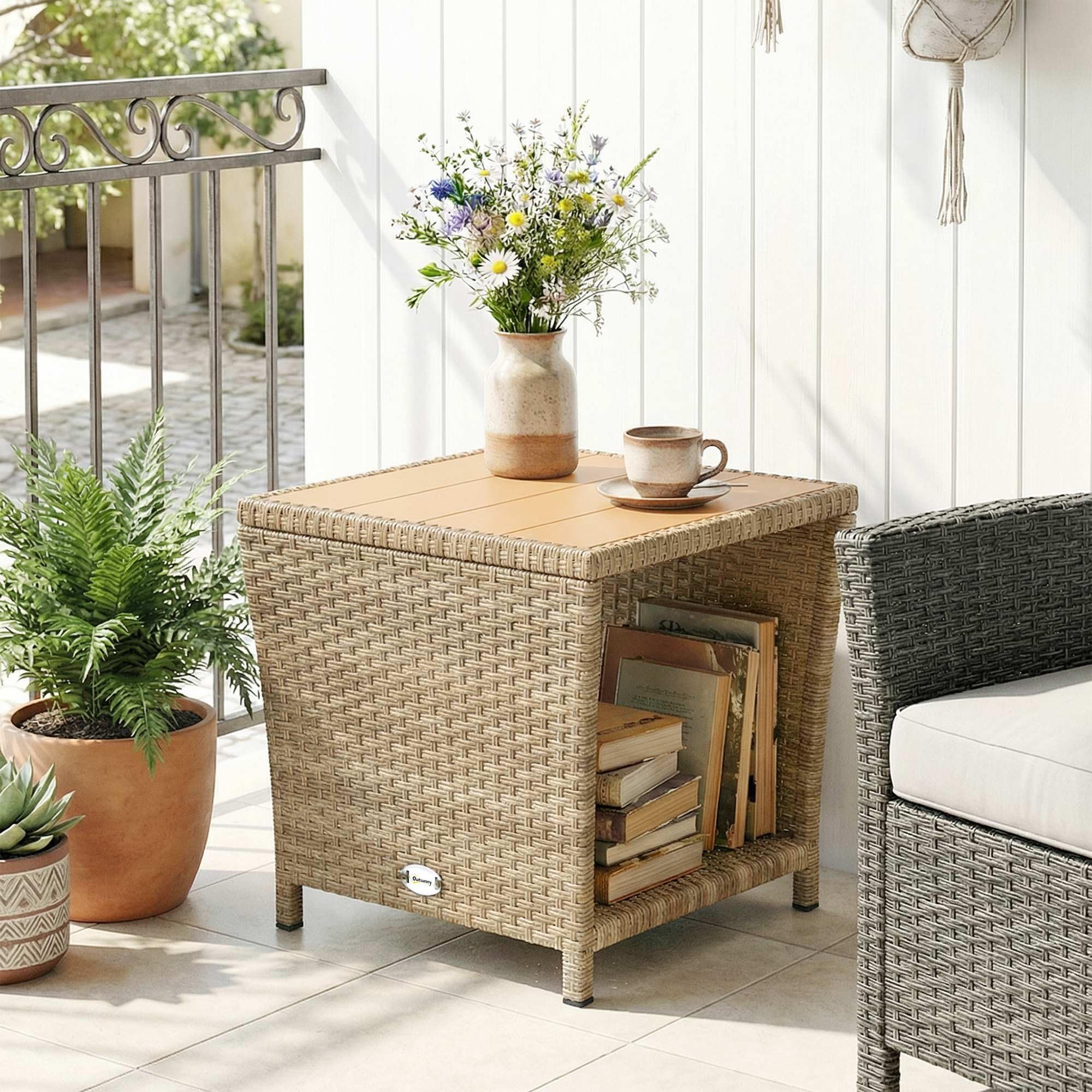 Outsunny 2-stöckiger Beistelltisch aus PE-Rattan mit Ablagefach, quadratischer Outdoor-Couchtisch mit PS-Holzlattenplatte, UV-beständig für Terrasse, Garten, Balkon, Khaki | Quadratischer Couchtisch für den Außenbereich, PS Holzlattenplatte, UV-beständig,