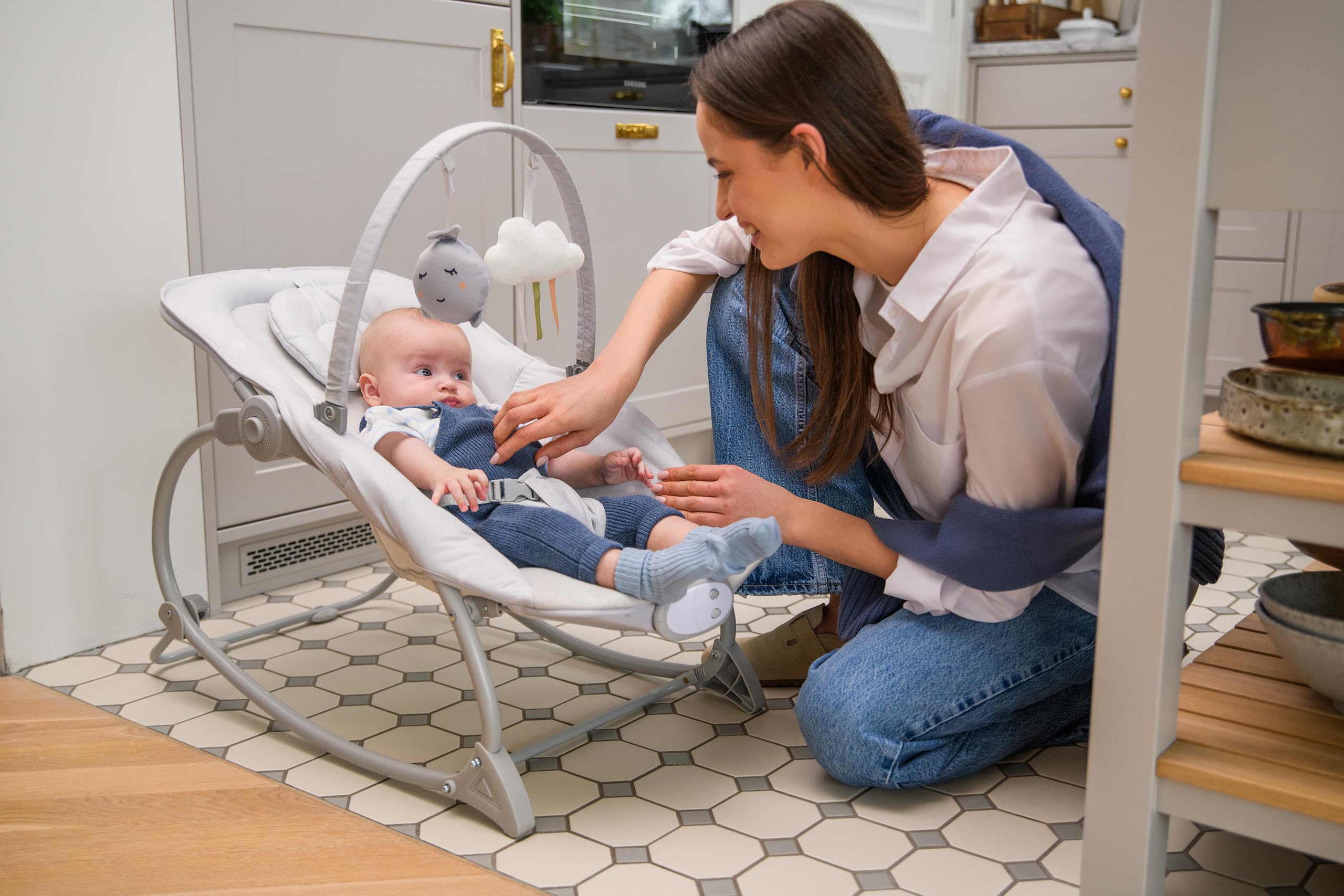 Mecedora MoMi LAPIS para niños hasta 12 kg, a pilas, arnés 3 puntos, barra con 2 juguetes, respaldo 3 posiciones, 8 melodías, control volumen, 3 modos de vibración