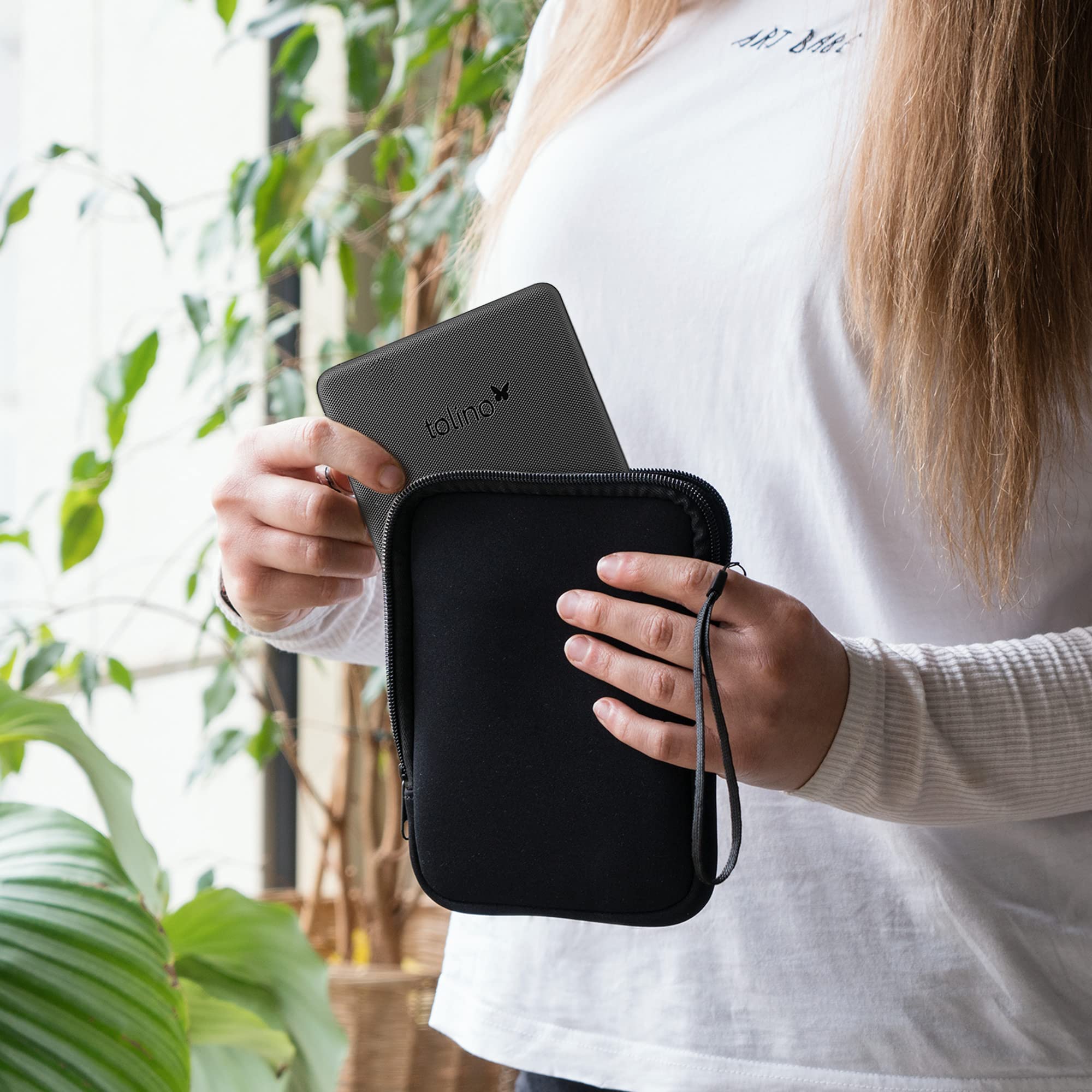 kwmobile Neoprenowe etui na czytnik e-booków rozmiar 17.3-17.8 cm - uniwersalny pokrowiec na eBook z zamkiem błyskawicznym, paskiem na nadgarstek - niebieski/szary/czarny