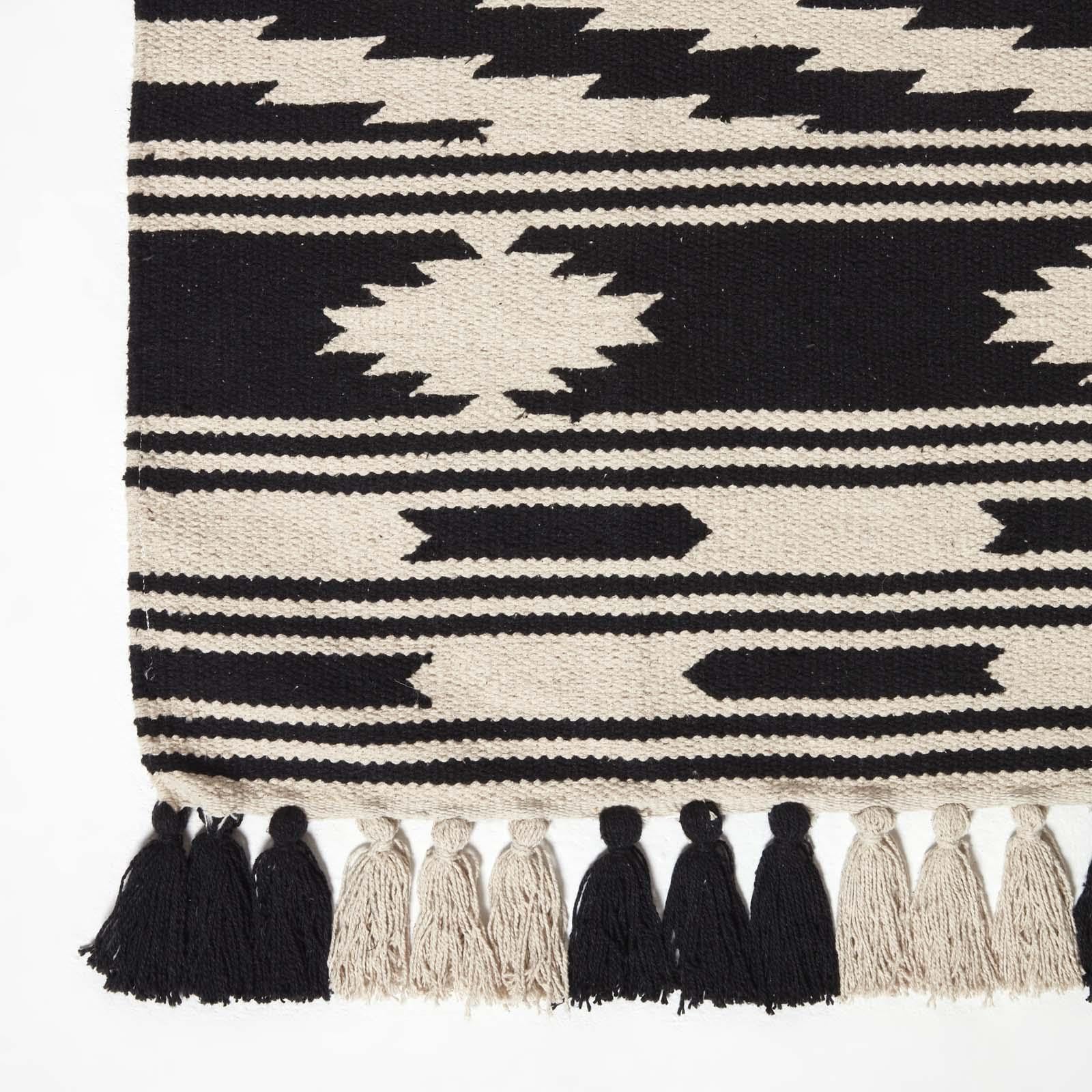 HOMESCAPES Tapis de Couloir Kilim en Coton, Tapis Long Noir et Blanc Dinan, Tapis de Salon Artisanal 66x200 cm