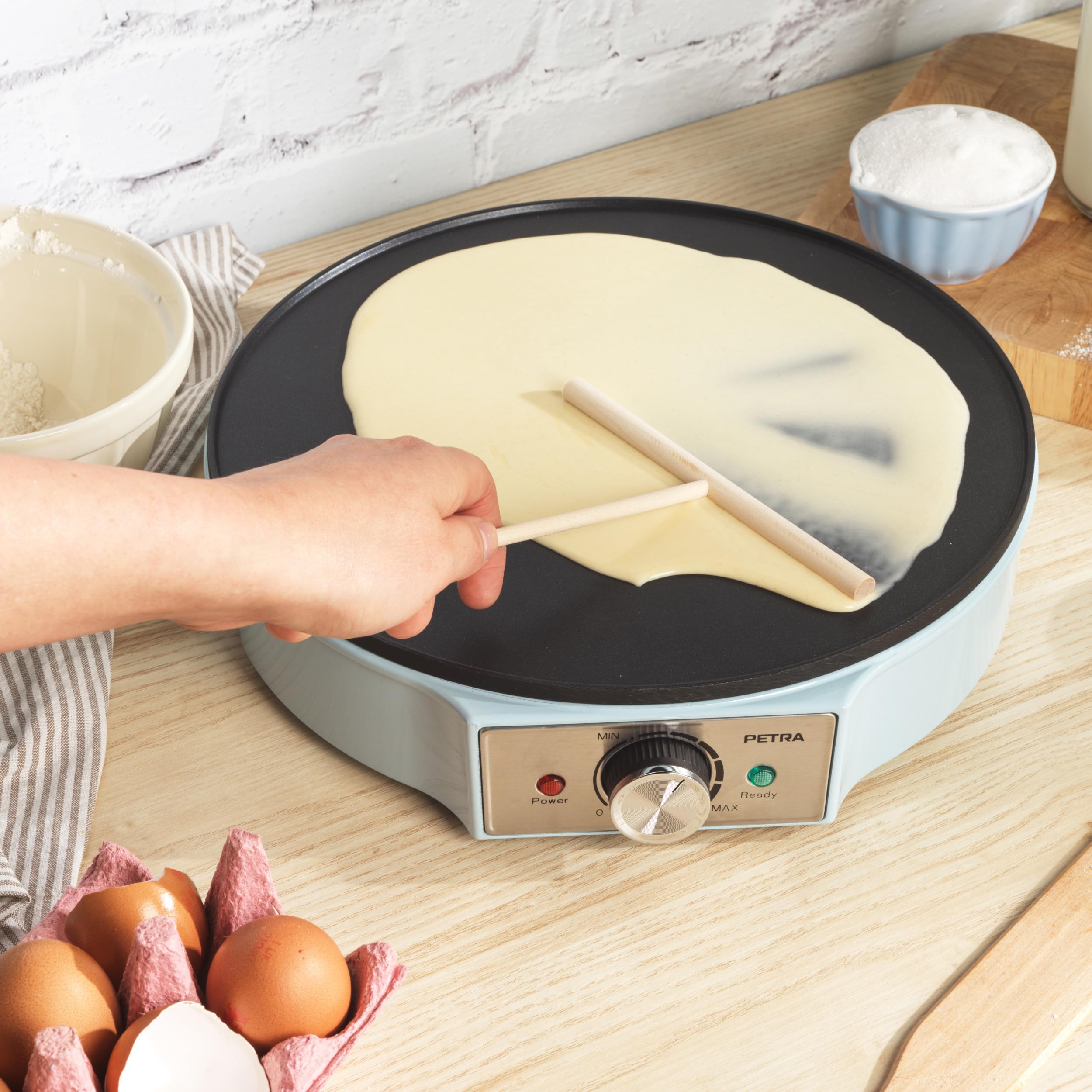 Petra Crêpière Électrique 1200W, Machine à Crêpes avec Plaque Antiadhésive 30cm, Grande Plaque Chauffante avec Température Réglable, Accessoires en Bois Inclus, Garantie 3 Ans