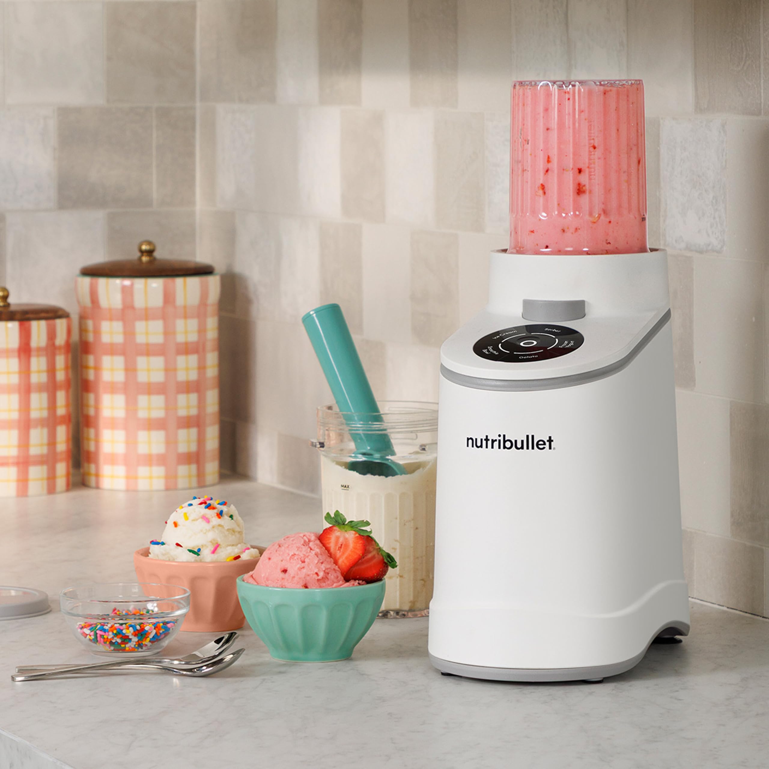 nutribullet Chill – Machine à desserts glacés, gelato, sorbet, smoothie, yaourt glacé, crème glacée, 5 programmes automatiques, 3 récipients, couvercles, idéale pour les familles, blanche (NBD0503W)