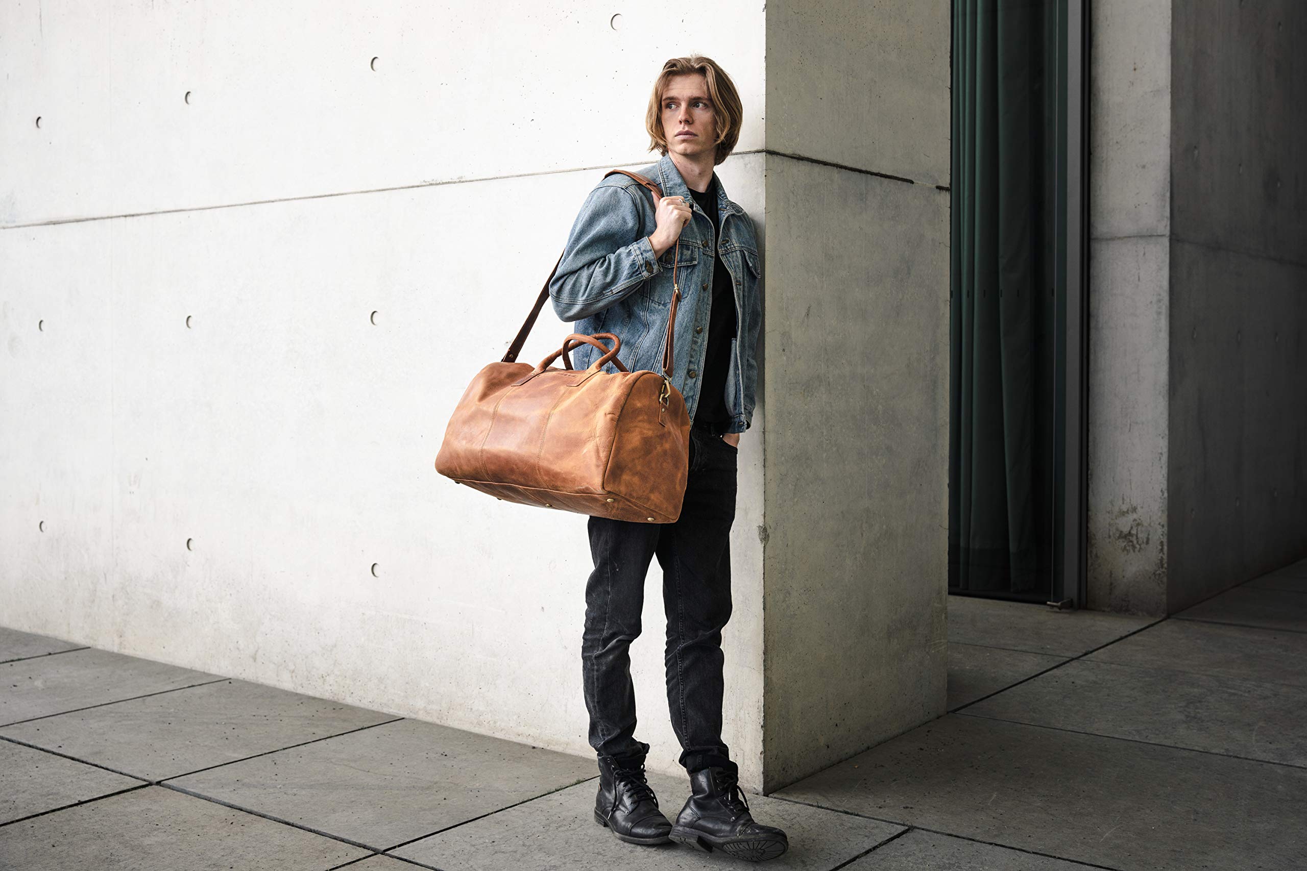 HOLZRICHTER Berlin - Weekender aus Leder für Herren (No 13-1), Reisetasche 31x56x26 cm, Handgefertigte Echtleder Umhängetasche mit Schultergurt, für Handgepäck, in Schwarz und Braun