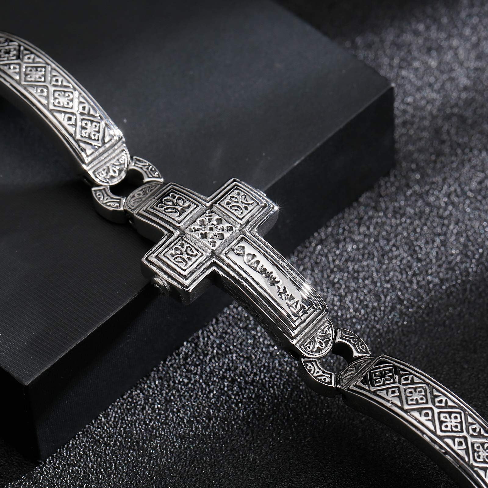 Pulsera de acero inoxidable para hombre, pulsera de cruz punk retro pesada para hombre, joyería gótica ajustable de 8.66 pulgadas con diseño grabado pulido negro, Acero inoxidable, No es una 4