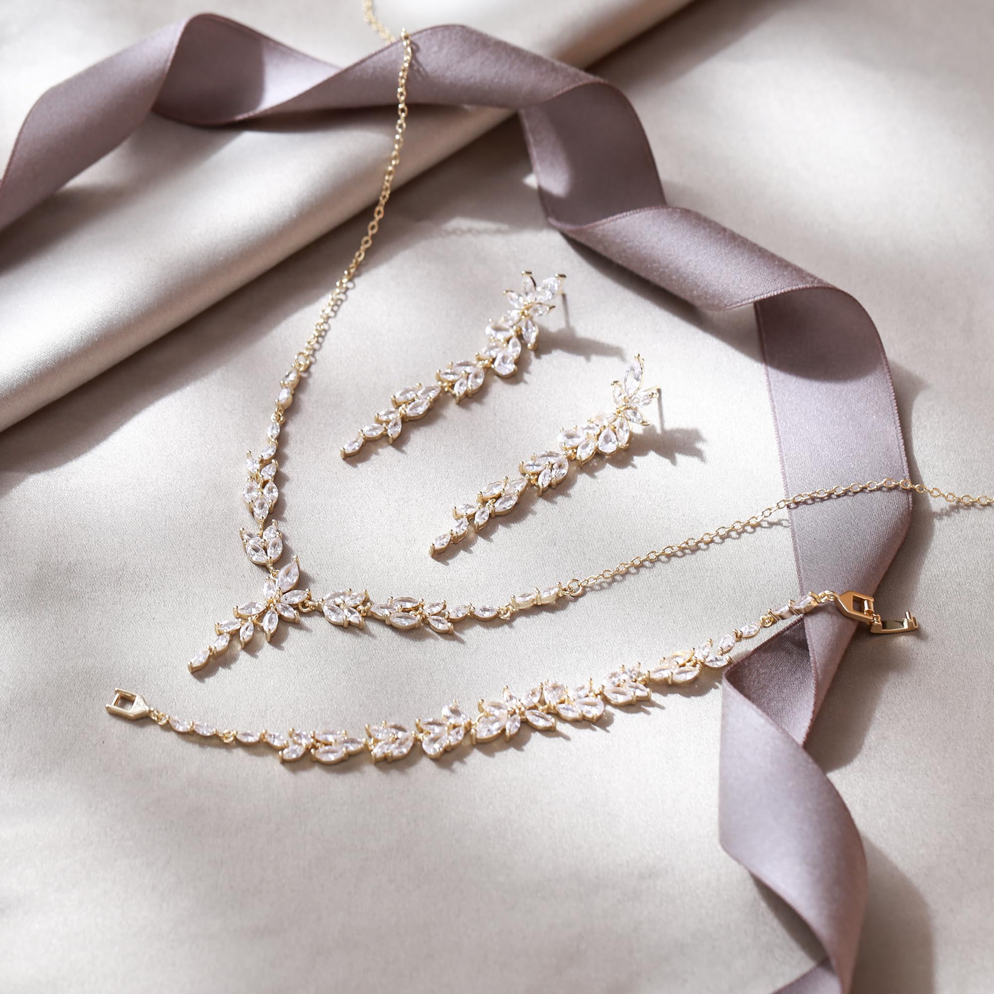 EVER FAITH Cubic Zirkonia Schmuck Set für Braut Brautjungfer, elegante Marquise Blatt Blume Hochzeit Halskette baumeln Ohrringe Armband für Damen