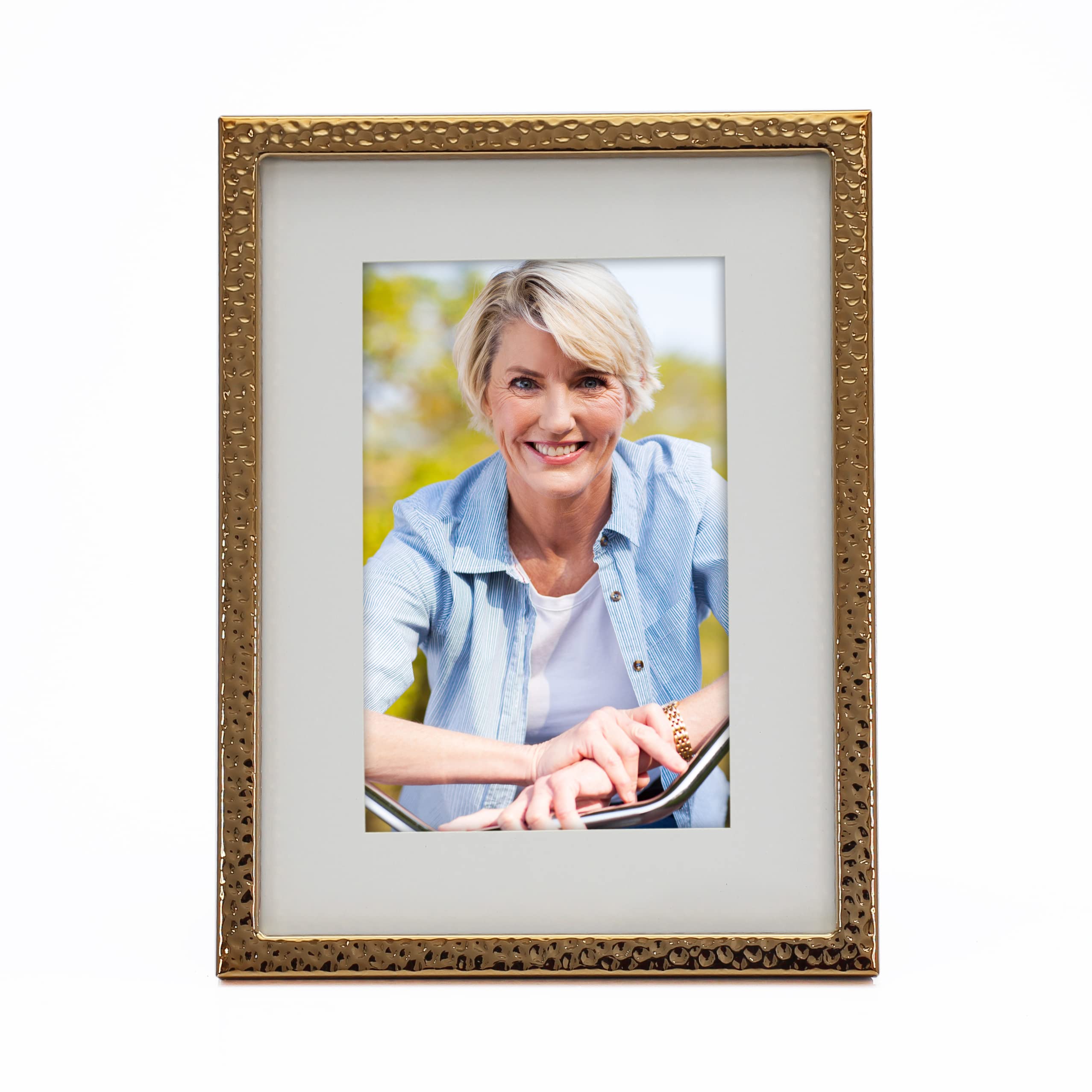 MIMOSA MOMENTS Brass Hammered Metal Picture 6x8" Frame Displays 4x6 Inch Photo with Mat or 6x8 Inch Without Mat, Tabelop Photo Frame Displays Horizontal or Vertical Photo, Ideal Gift to Family and Friends