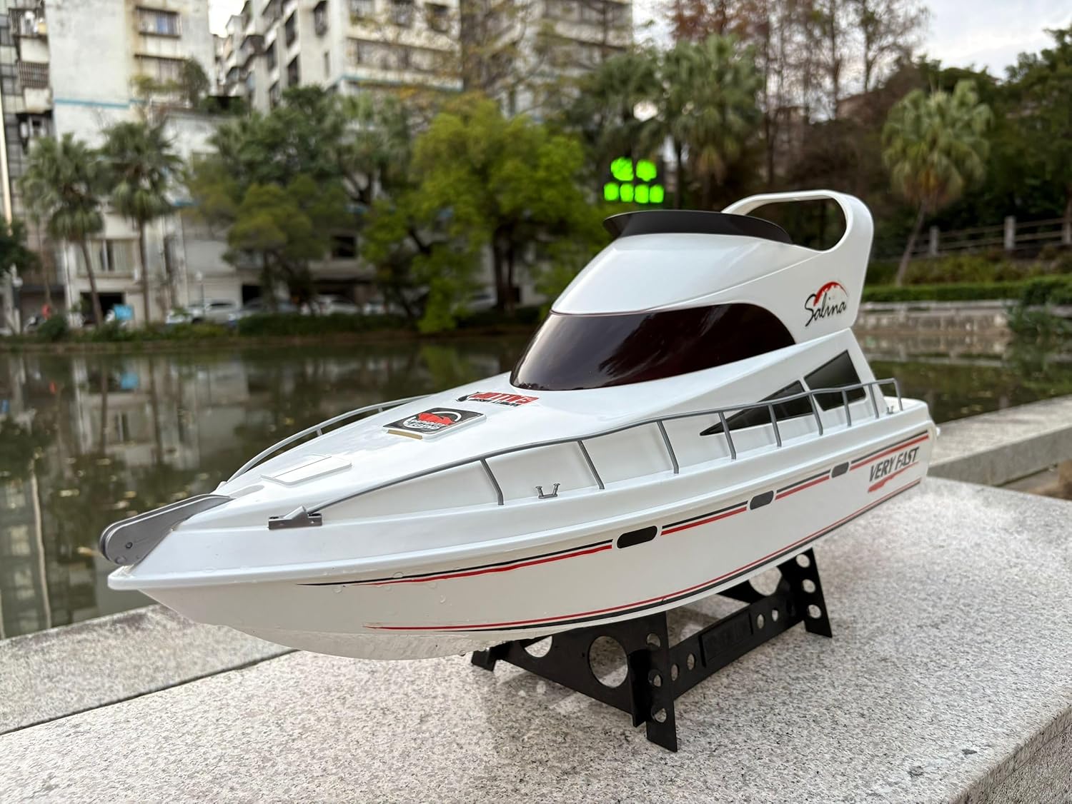 SOWOFA 27.5-Inch Remote Control Cruise Boats Model Giant Cruise Ship high-Speed Yacht Yacht Super Large Electric Charging Boat Simulation Yacht Model Teenagers and Adults 14+