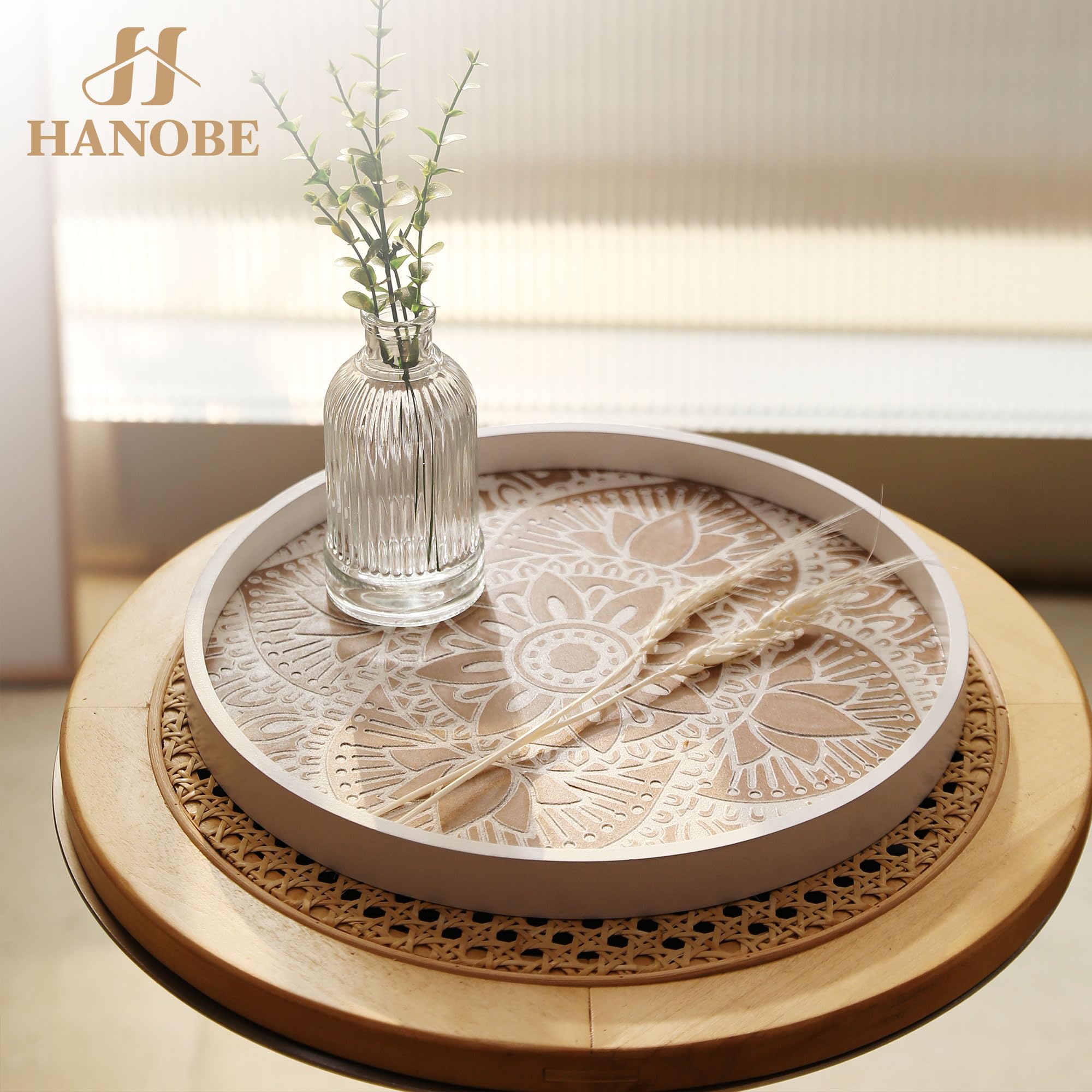 Hanobe Bandeja decorativa redonda de madera: bandeja de mesa de café rústica con guirnalda de cuentas de madera, bandeja de granja, decoración de centro de mesa de madera bohemia lavada blanca para