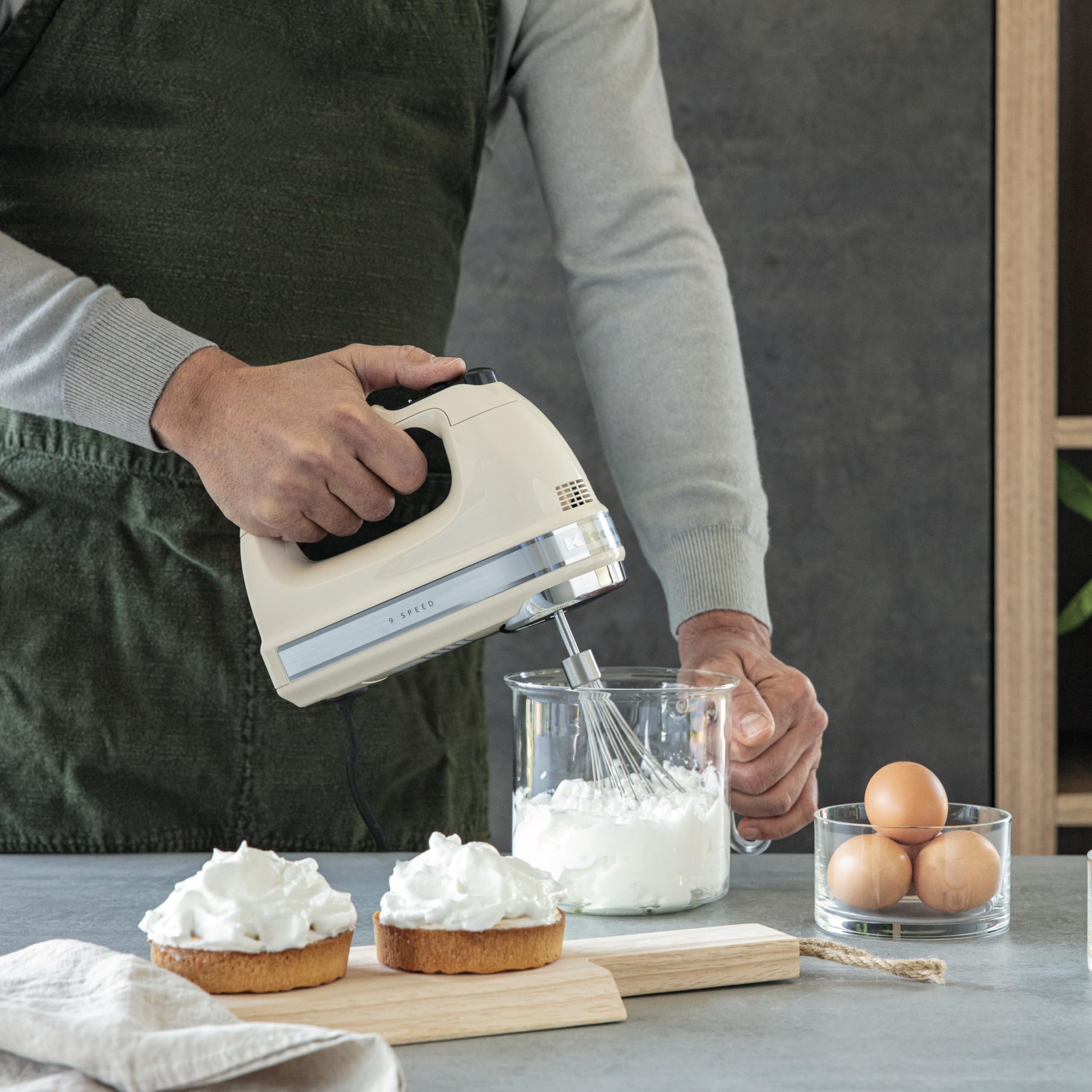 KitchenAid Batteur à Main 9 Vitesses, Moteur CC 85W Silencieux avec Démarrage Doux, 6 Accessoires – Fouets, Crochets & Tige, Cordon Pivotant, Sac de Rangement, Crème Amande