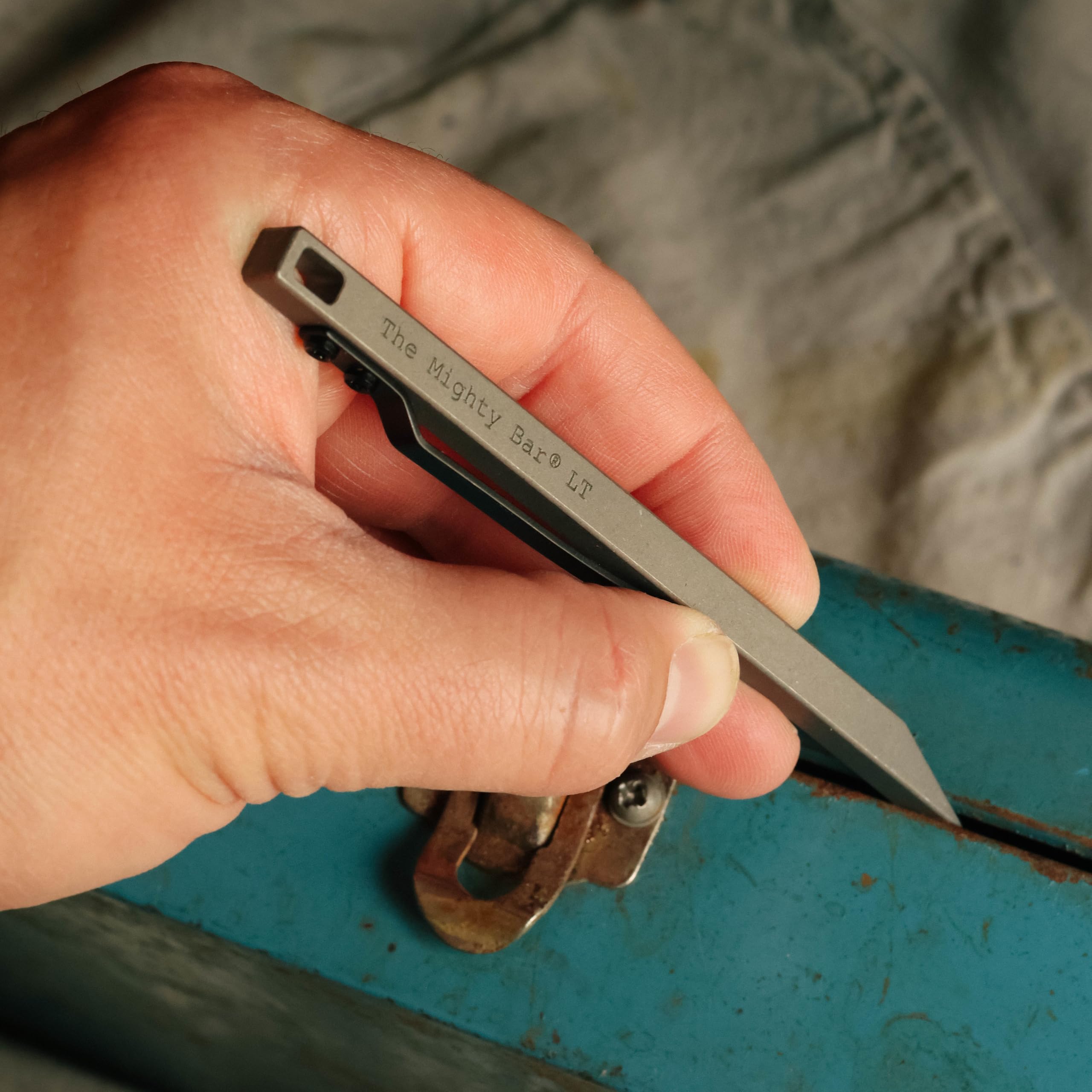 The Mighty Bar LT, Long Titanium Edition Pry Bar Tool, kieszonkowy klips ze stali nierdzewnej do EDC wyprodukowany przez Gear Spool