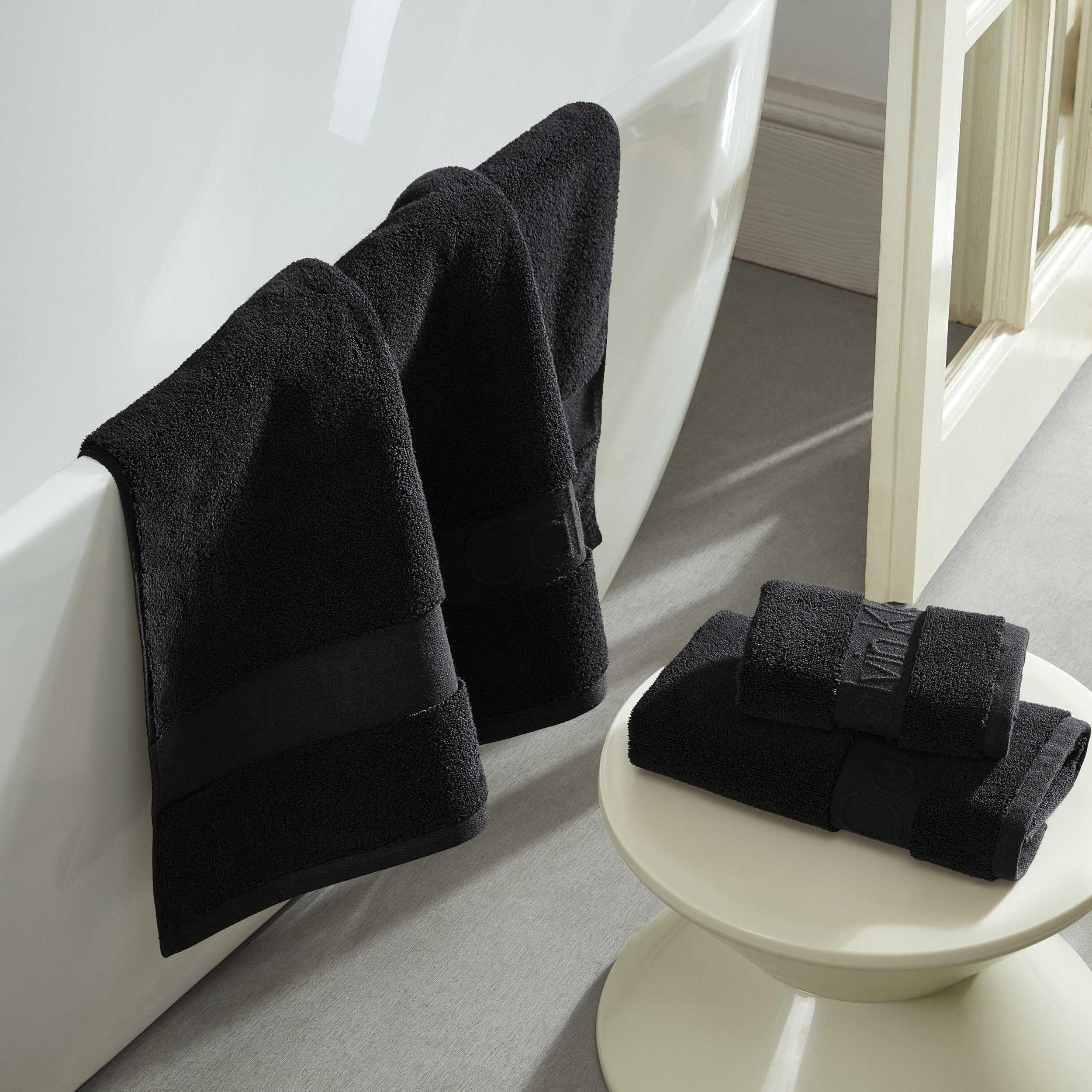Calvin Klein - Serviettes de Bain, en Coton de qualité supérieure, Super Douces, Construction zéro Torsion, certifiées Oeko-Tex (Noir uni emblématique, 3 pièces)