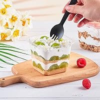 Vista 4 de Kucoele Paquete de 50 Tazas de Postre de Plástico de 8 oz con Tapas y Sporks, Tazas Cuadradas Transparentes para Pasteles, Recipientes de Postre