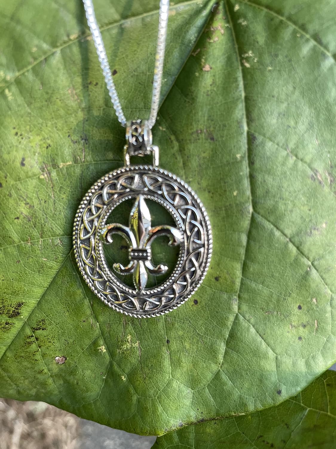 Jewelry Trends Sterling Silver Fleur De Lis Celtic Knotwork Pendant on 18 Inch Box Chain Necklace - Image 9