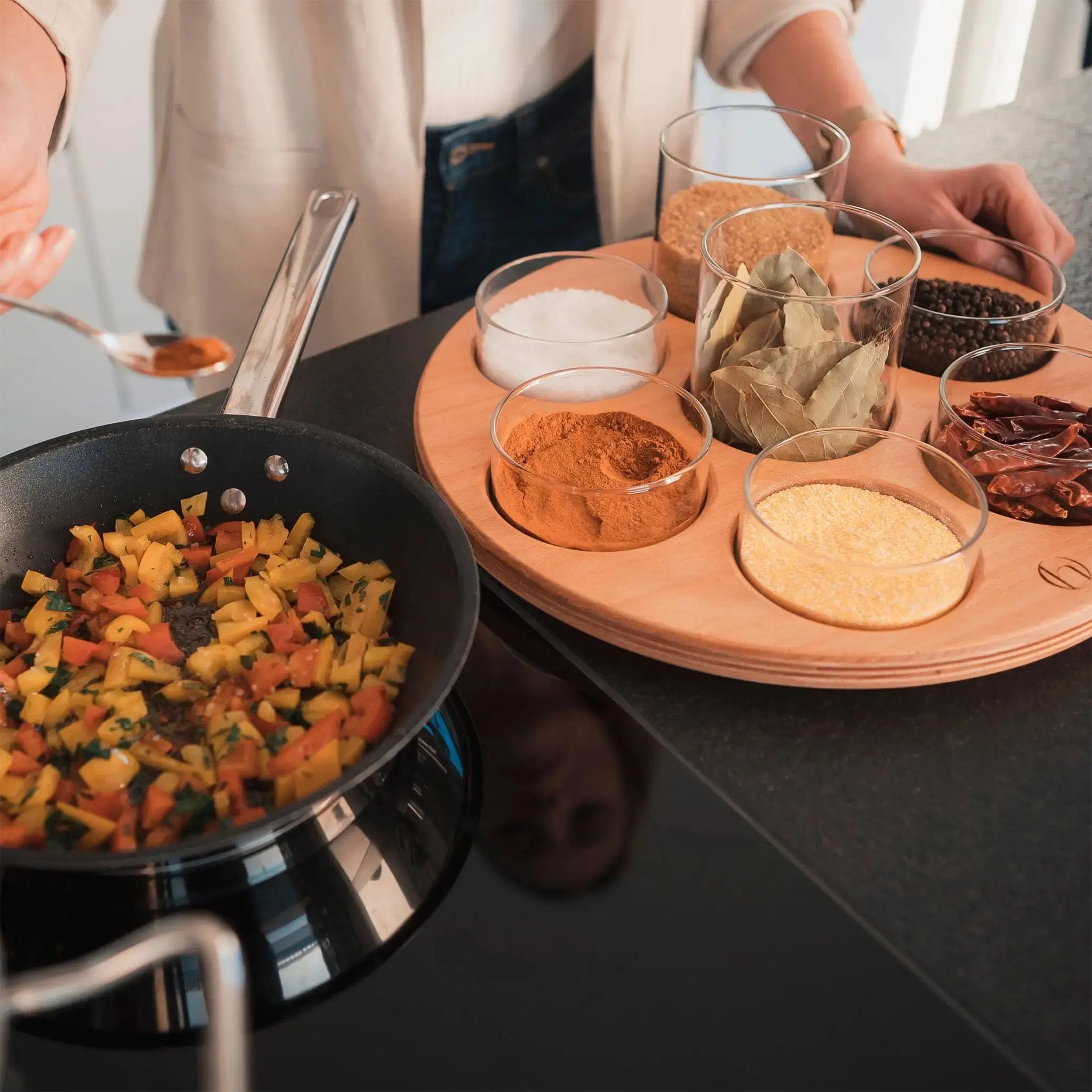 Vorratsgläser mit Deckel luftdicht [12x160ml] BPA-FREI | mottensichere Vorratsdosen | Gewürzgläser | FoodPairing | Dipschalen/Dessertschalen mit Deckel | Borosilikatglas, 160 ml je Glas, Pressure Dot-Verschluss, spülmaschinenfest, ideal für Gewürze, Tee,