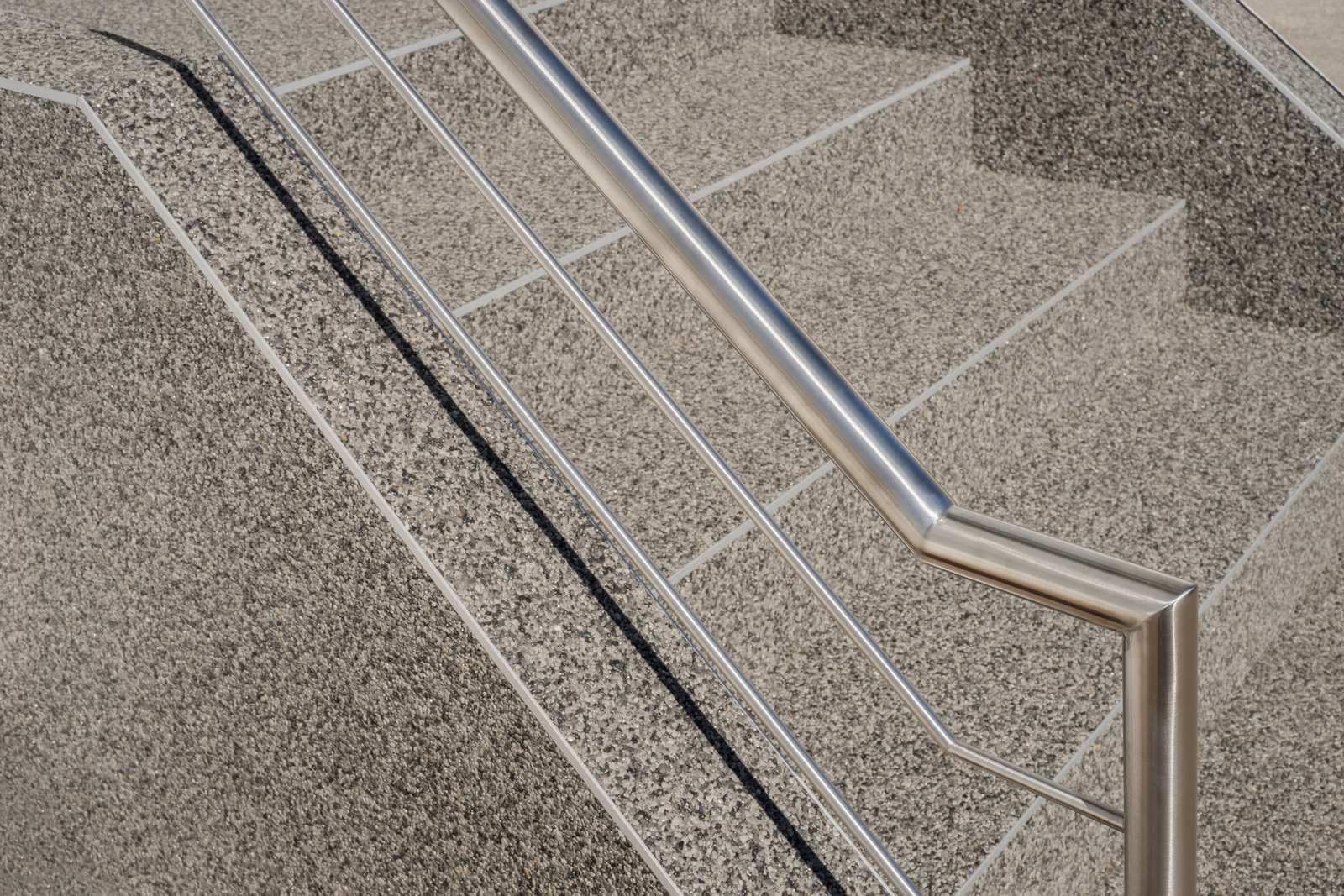 Steinteppich Epoxidharz Set Innen & Außen (ca. 56kg / 4-5m²) | 16 Farben | 50kg 2-4mm Marmorkies + 6L, 2K Epoxidharz Bindemittel | Für Balkon, Terrasse, Treppen, Garage