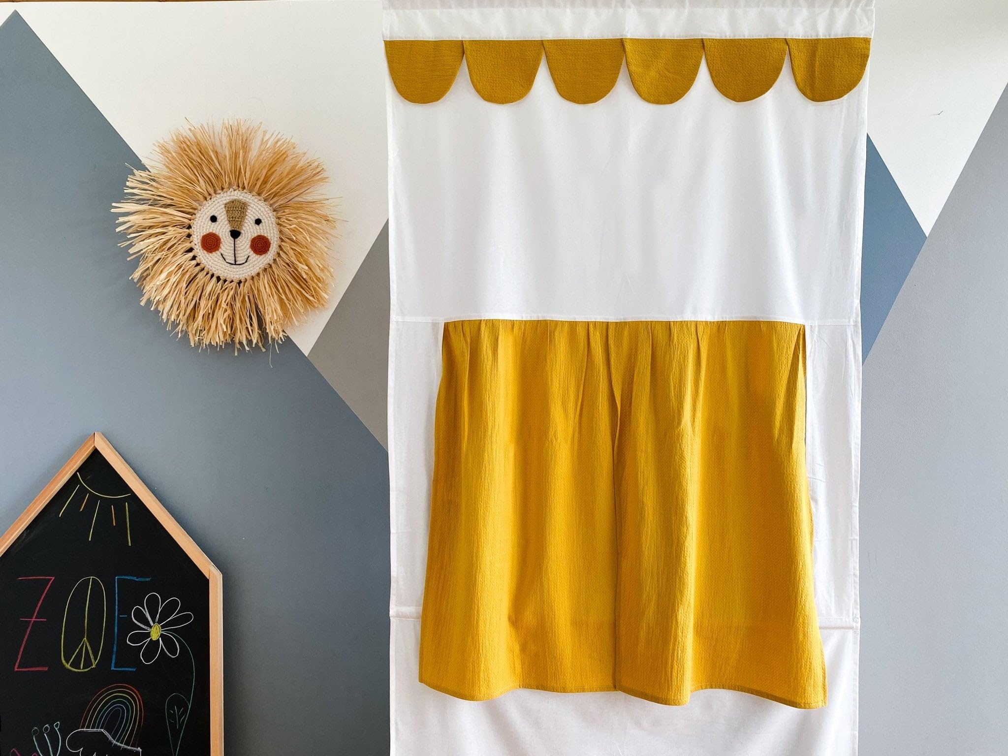 KraftKids Puppentheater Kasperletheater für Türrahmen, Wimpelgirlande und zurückbindbarer Vorhang, Doppelkrepp Gelb Mustard aus 100% Baumwolle, 90 × 200 cm, handgefertigt EU