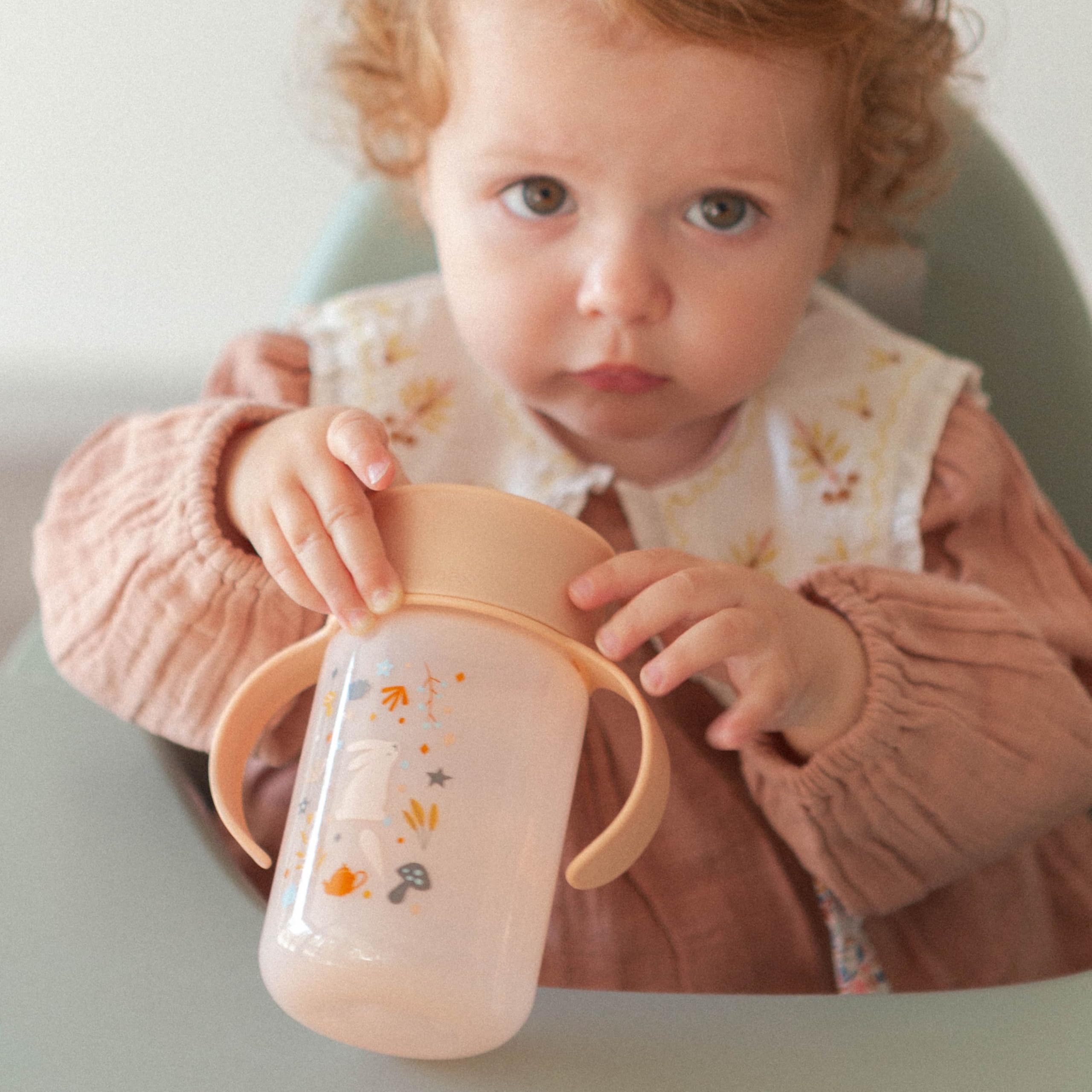 Suavinex, Tasse Apprentissage pour Bébé, avec Disque Anti-Fuite, Magic Cup Rebord Antifuite 360°, Anses Amovibles, Couvercle Hygiénique, Compatible Lave-Vaisselle, 340 ml, +12 Mois, Wonderland, Rose