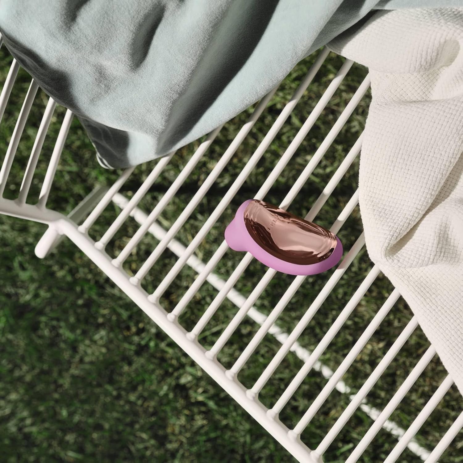 LELO SONA 2 Travel device with instructions on how to use, including charging.